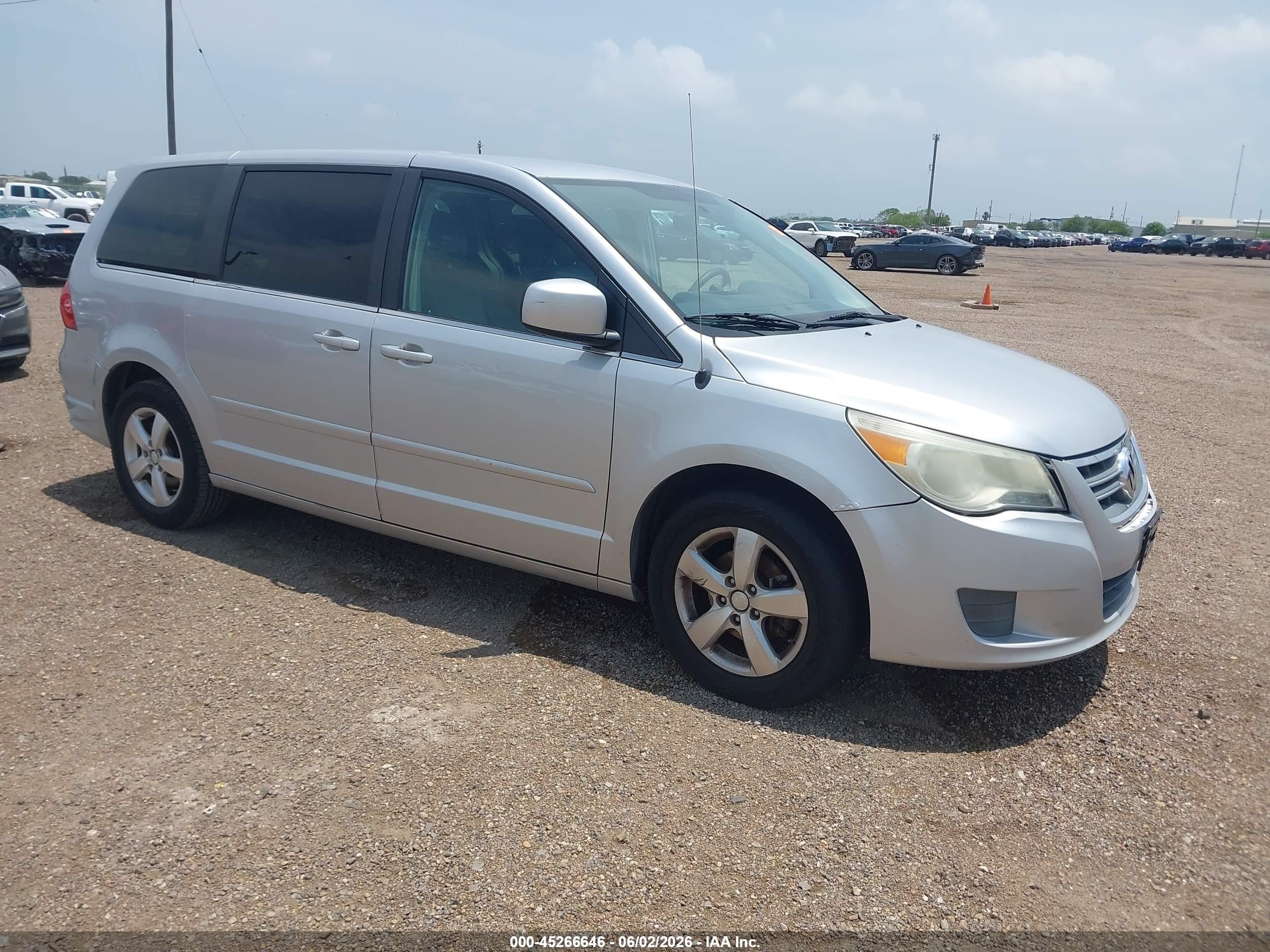 2010 Volkswagen Routan Se Silver vin: 2V4RW3D18AR324756