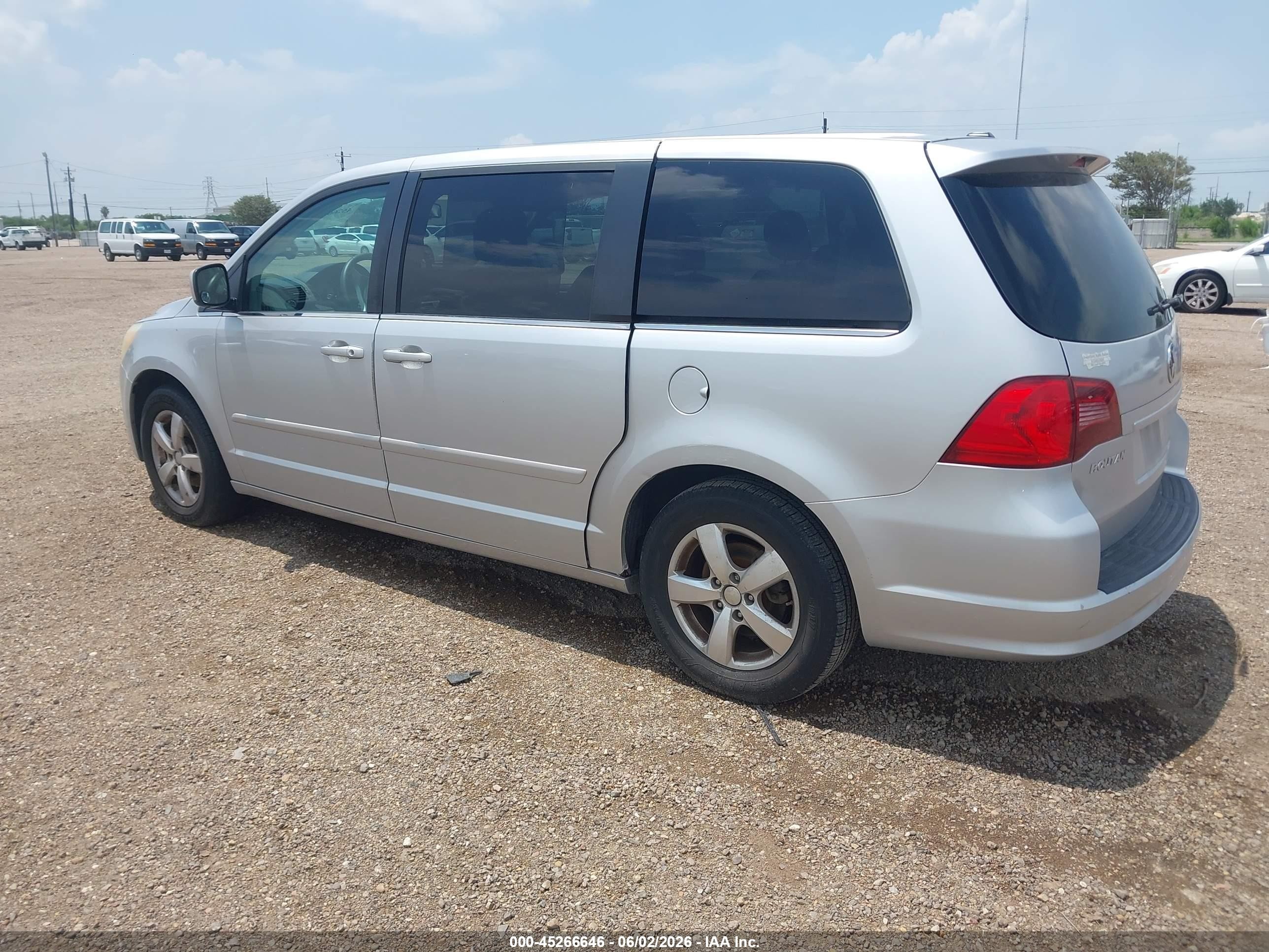 2010 Volkswagen Routan Se Silver vin: 2V4RW3D18AR324756