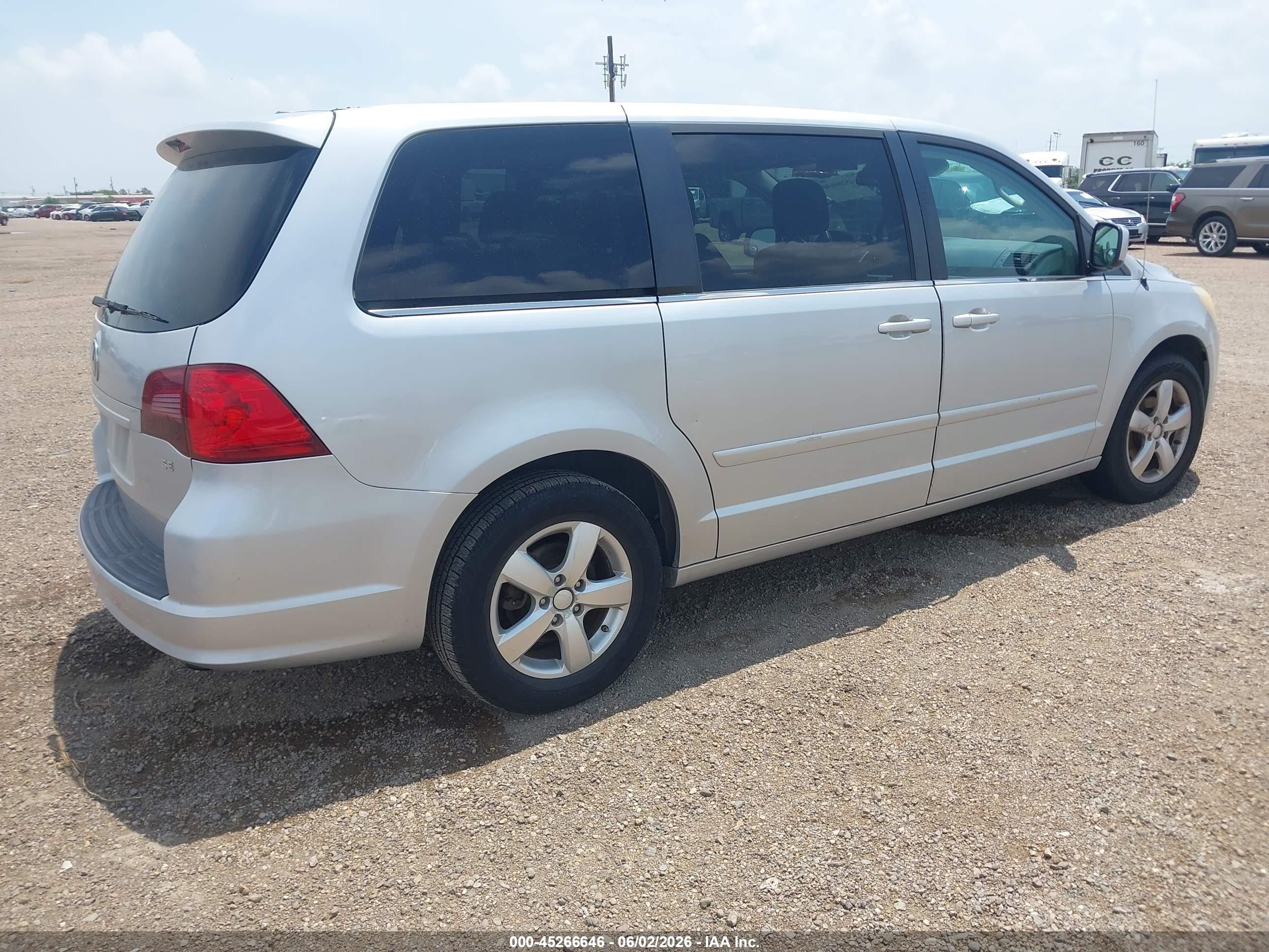 2010 Volkswagen Routan Se Silver vin: 2V4RW3D18AR324756