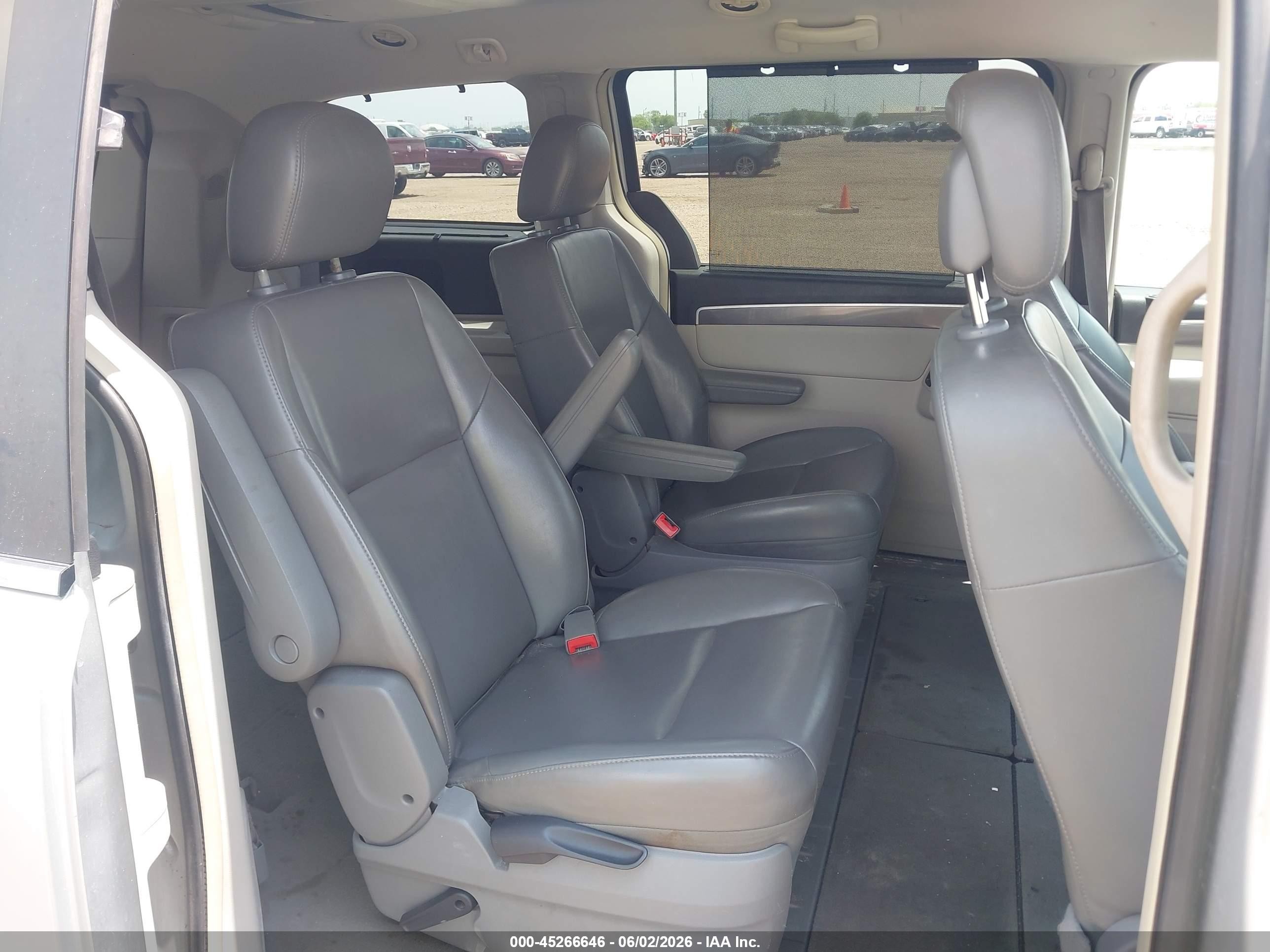 2010 Volkswagen Routan Se Silver vin: 2V4RW3D18AR324756