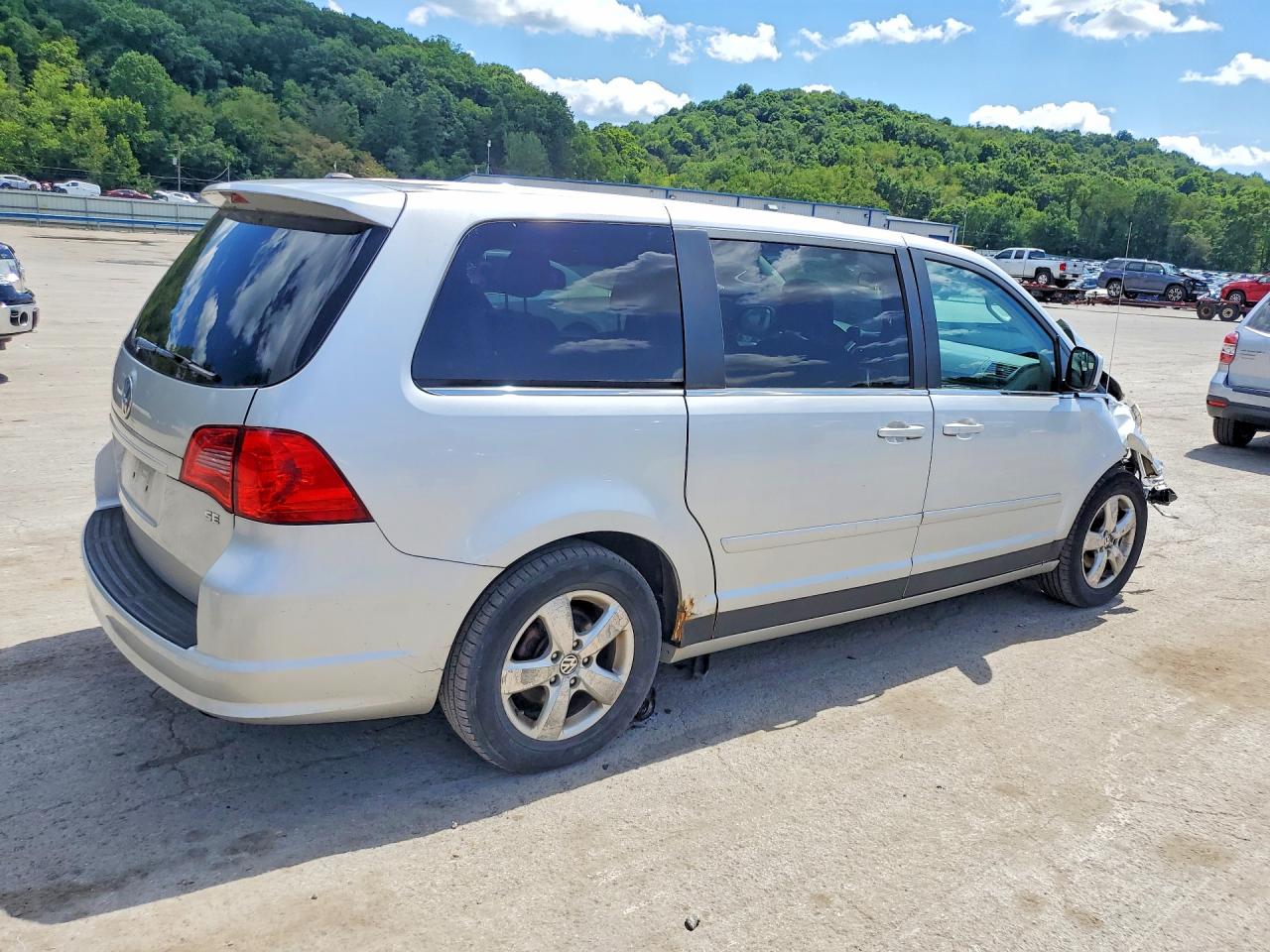 2010 Volkswagen Routan Se Silver vin: 2V4RW3D18AR388179