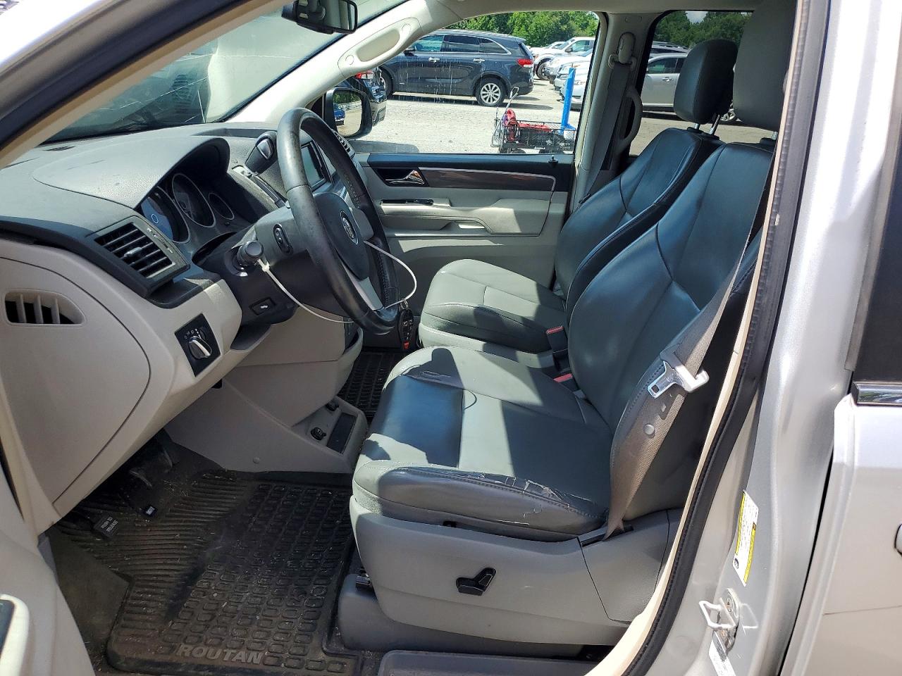 2010 Volkswagen Routan Se Silver vin: 2V4RW3D18AR388179
