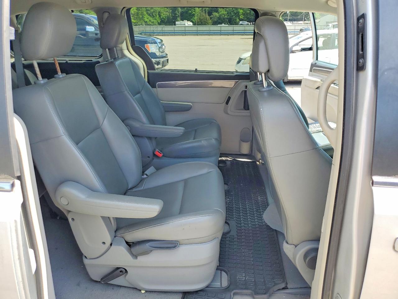 2010 Volkswagen Routan Se Silver vin: 2V4RW3D18AR388179