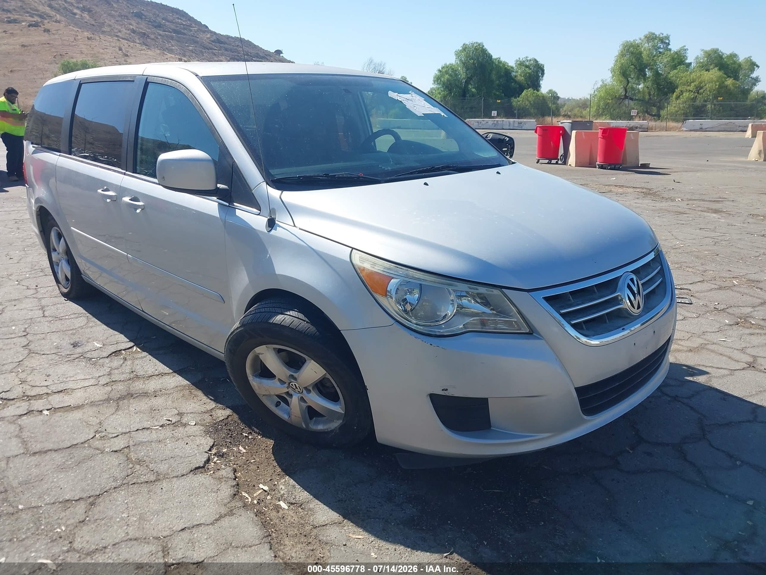 2010 Volkswagen Routan Se Silver vin: 2V4RW3D18AR424324