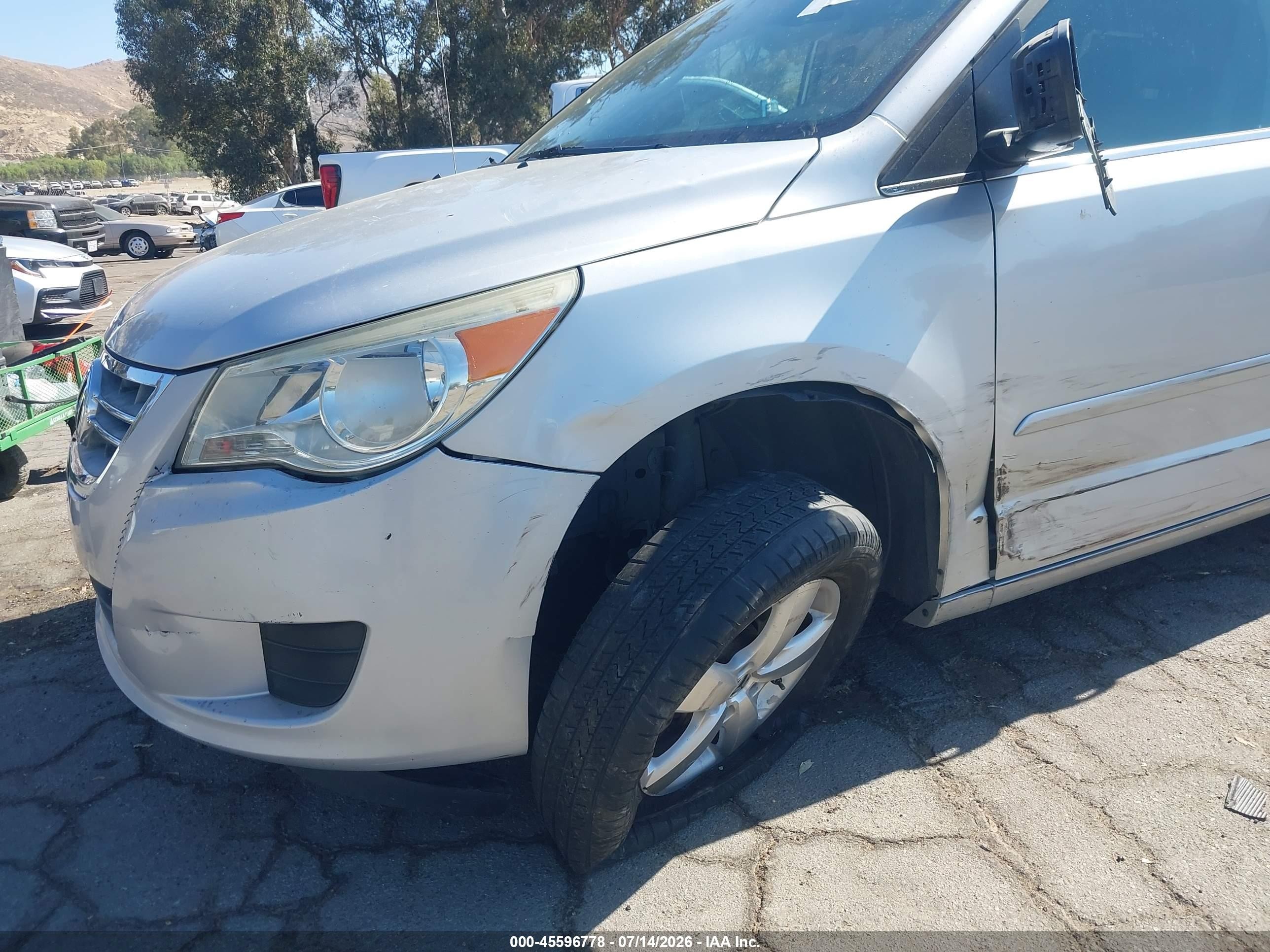 2010 Volkswagen Routan Se Silver vin: 2V4RW3D18AR424324
