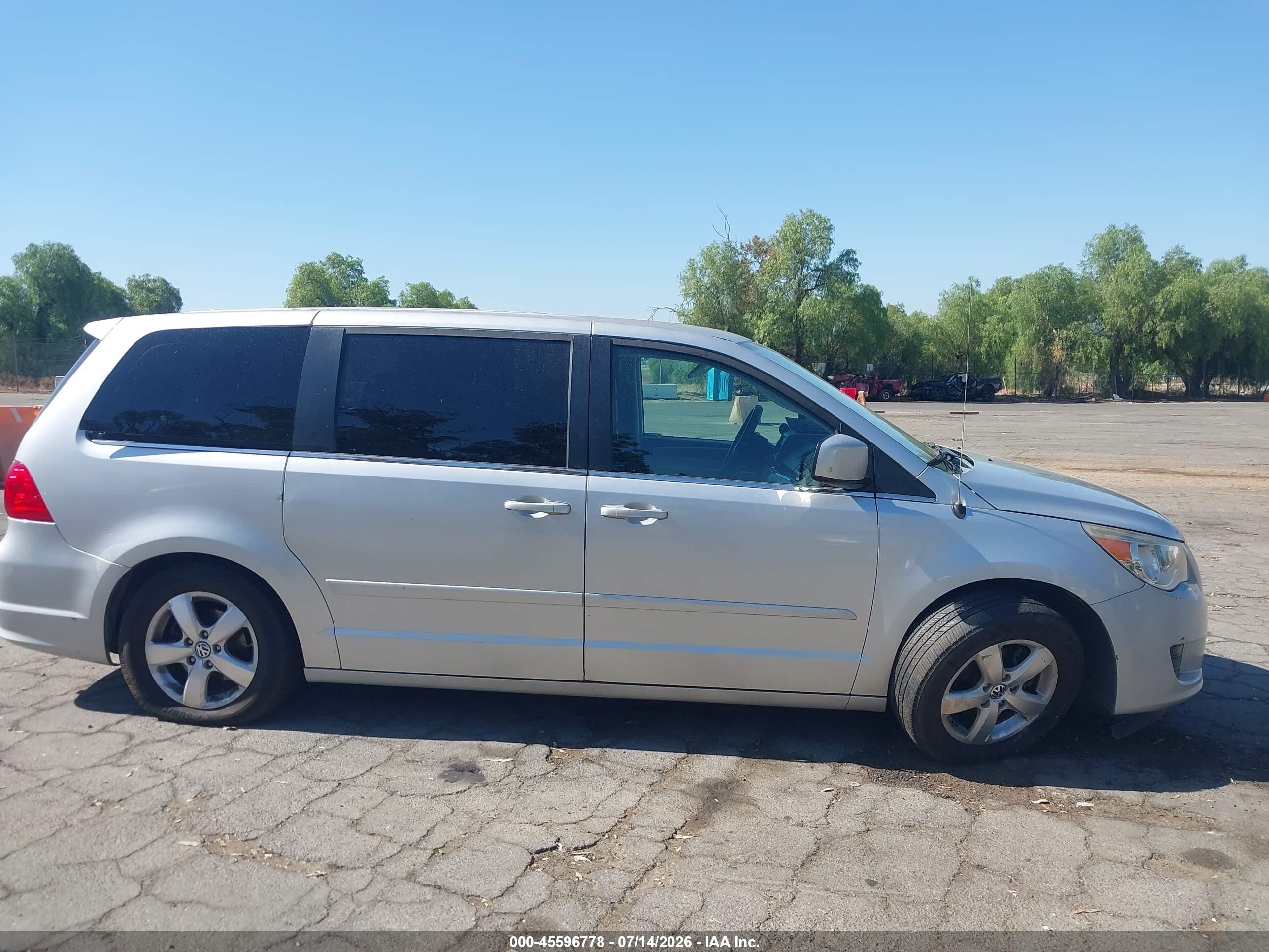 2010 Volkswagen Routan Se Silver vin: 2V4RW3D18AR424324
