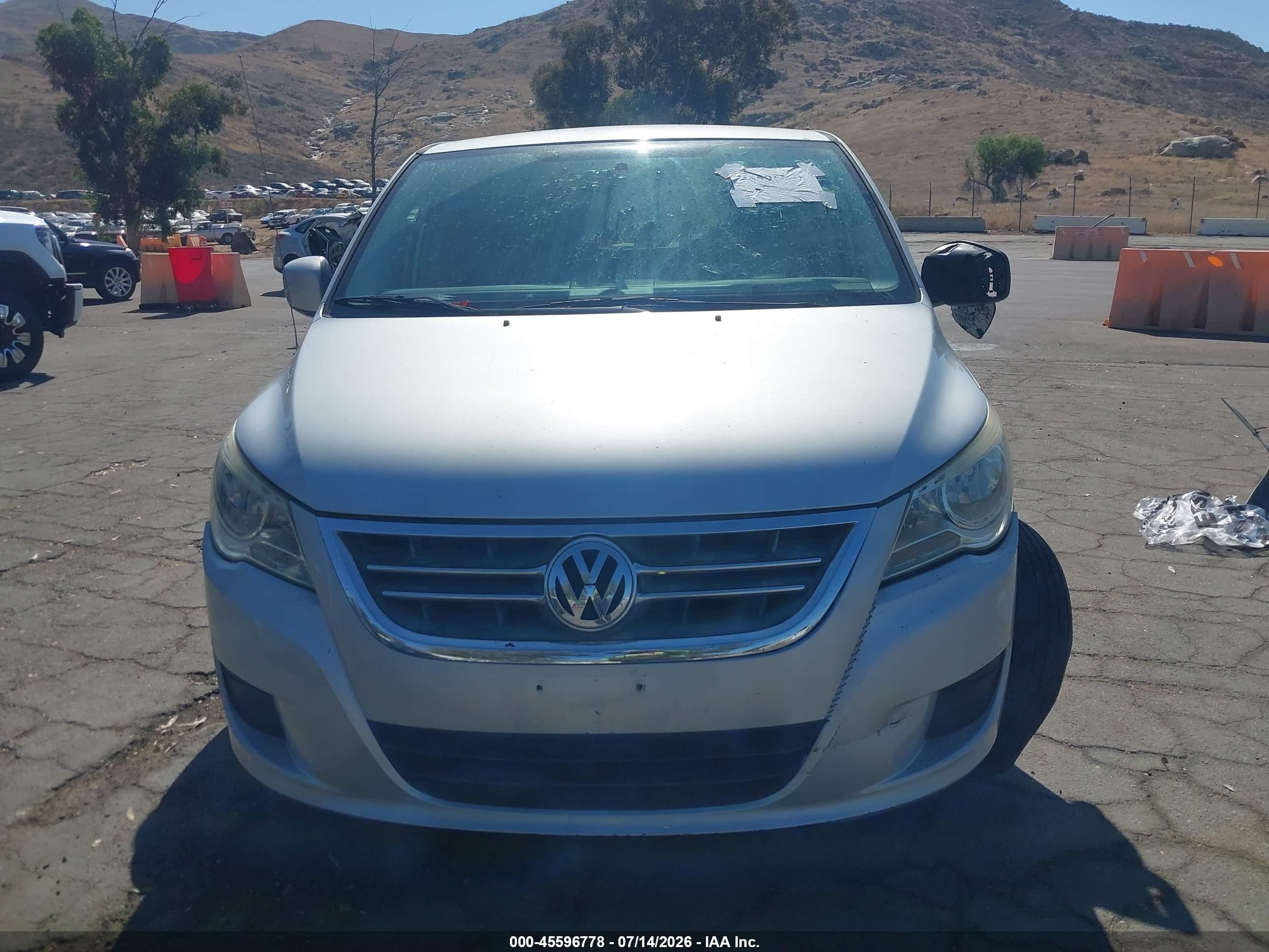 2010 Volkswagen Routan Se Silver vin: 2V4RW3D18AR424324
