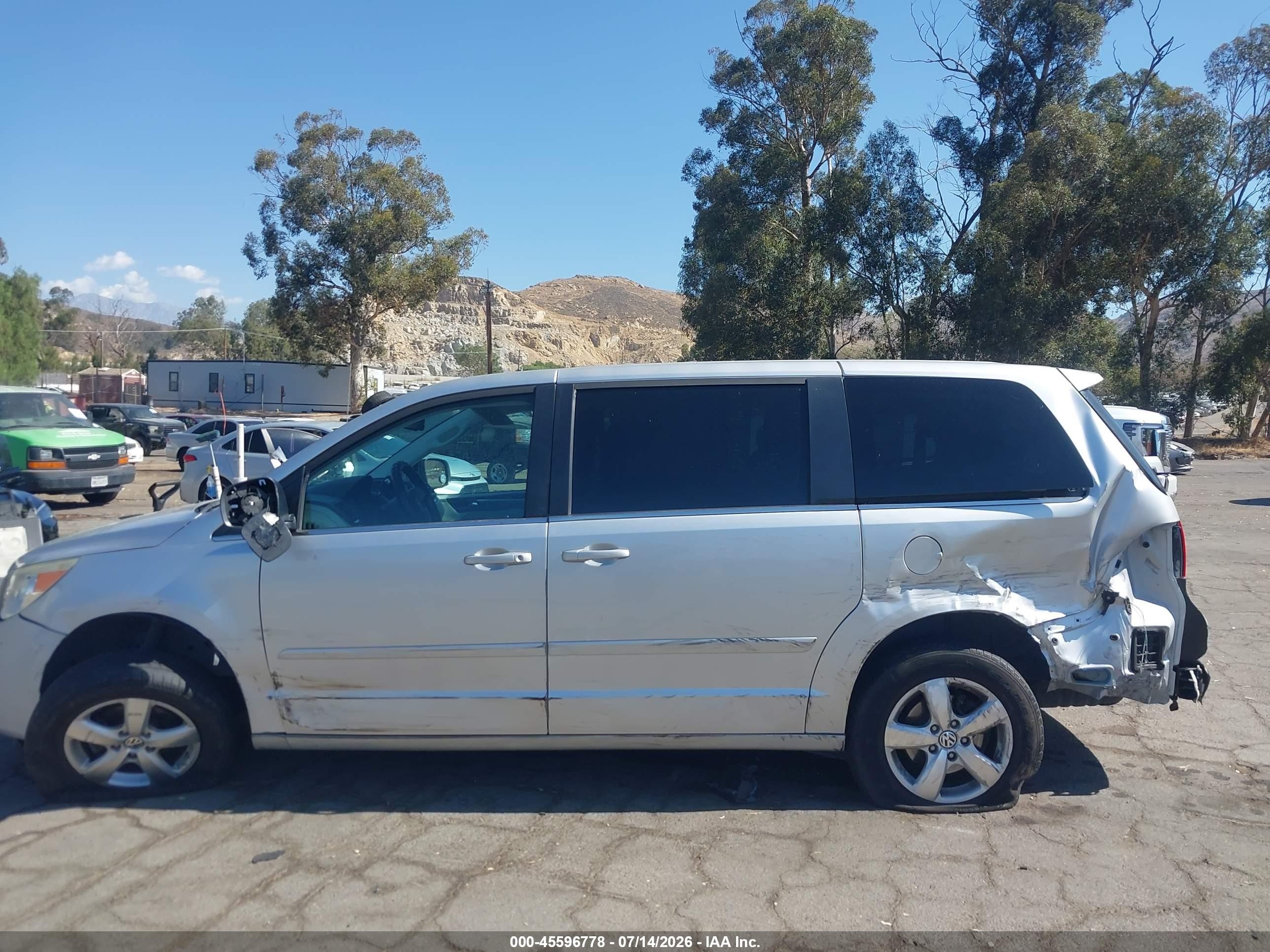 2010 Volkswagen Routan Se Silver vin: 2V4RW3D18AR424324