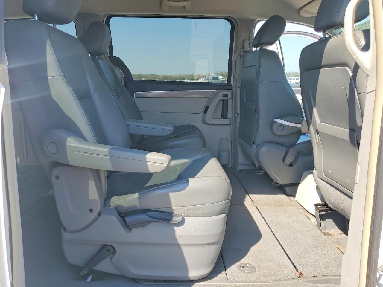 2010 Volkswagen Routan Se White vin: 2V4RW3D1XAR246044