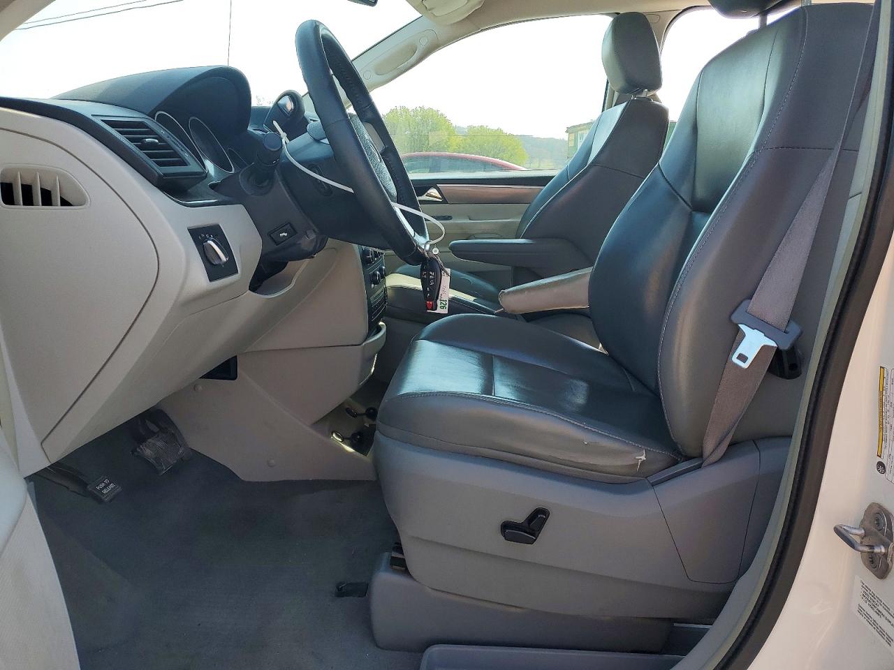 2010 Volkswagen Routan Se White vin: 2V4RW3D1XAR246044