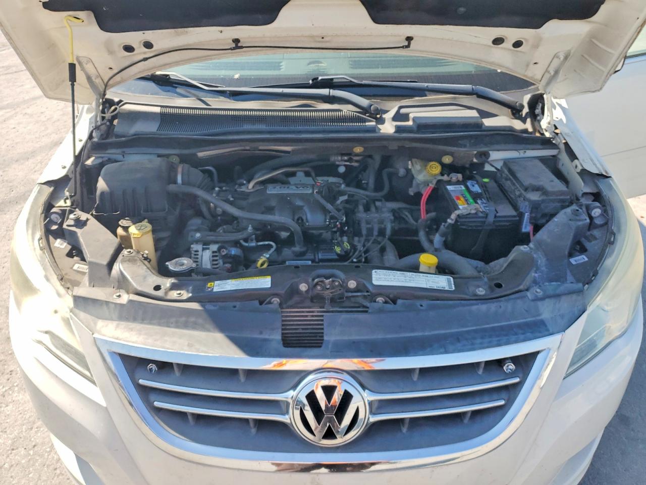 2010 Volkswagen Routan Se White vin: 2V4RW3D1XAR246044