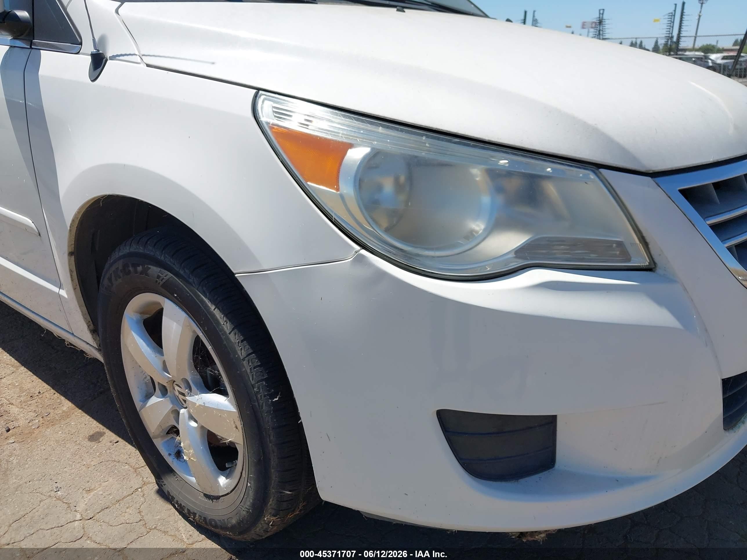 2010 Volkswagen Routan Se White vin: 2V4RW3D1XAR268271
