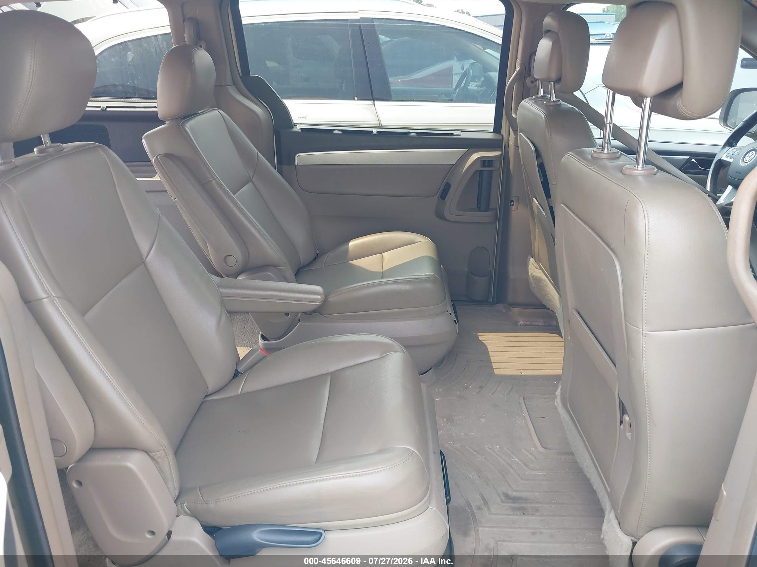 2011 Volkswagen Routan Se Beige vin: 2V4RW3DG0BR766811