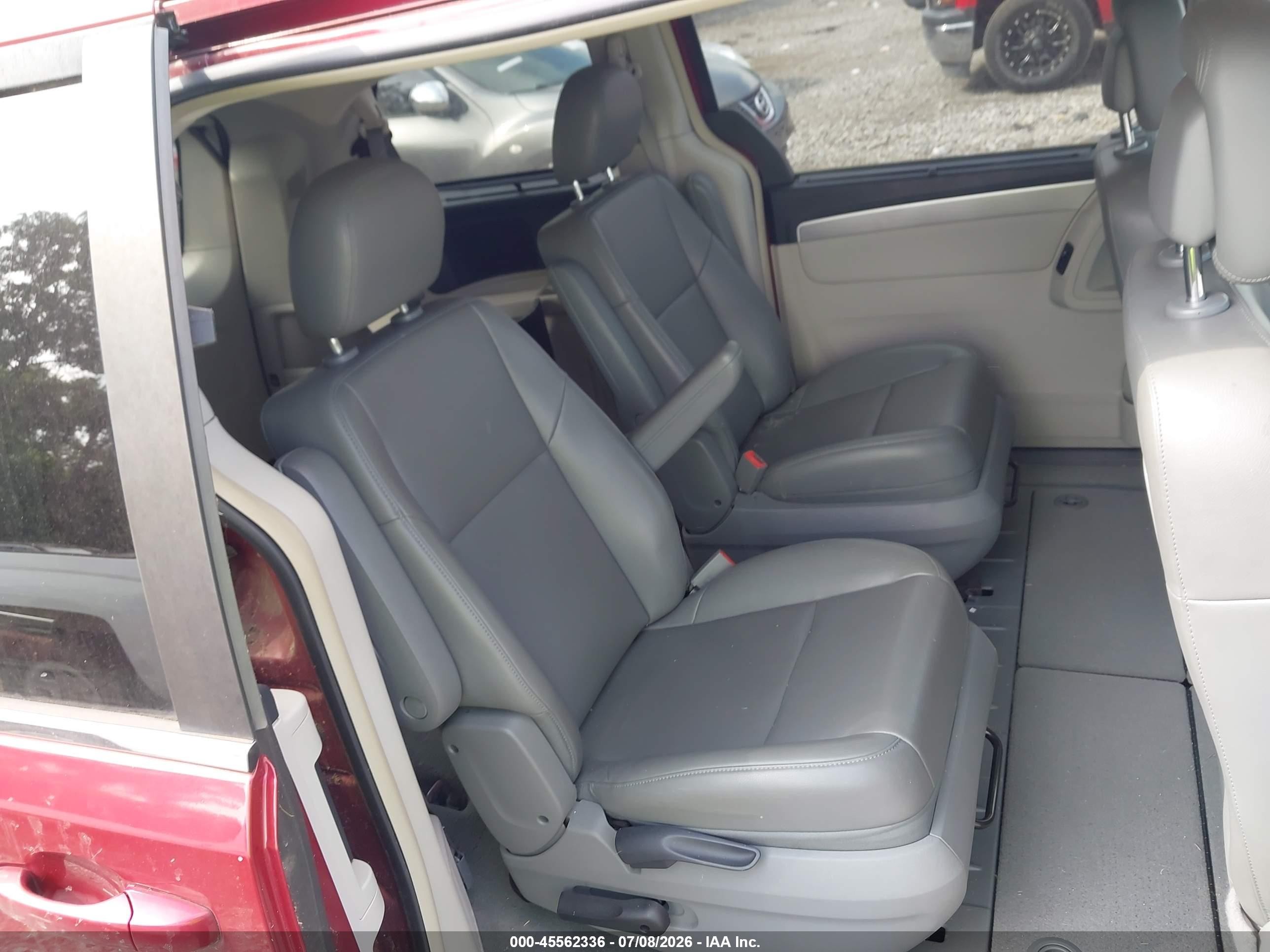2011 Volkswagen Routan Se Red vin: 2V4RW3DG1BR717942