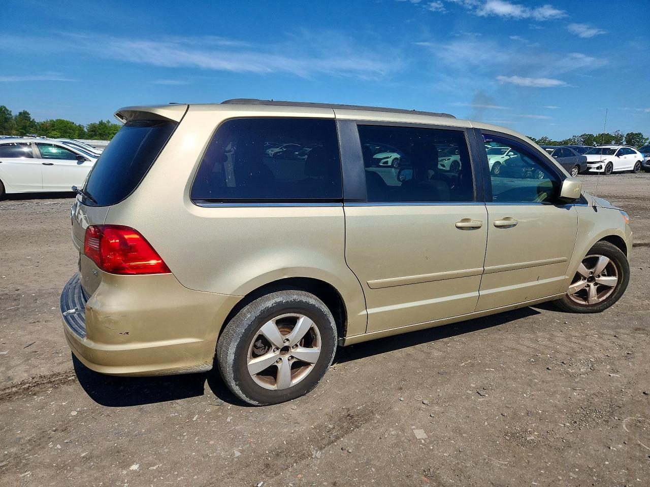 2011 Volkswagen Routan Se Beige vin: 2V4RW3DG1BR789563