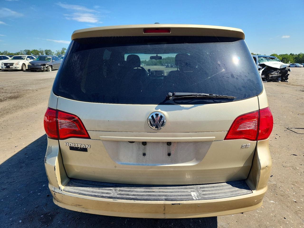 2011 Volkswagen Routan Se Beige vin: 2V4RW3DG1BR789563