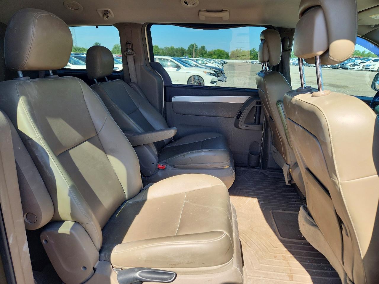 2011 Volkswagen Routan Se Beige vin: 2V4RW3DG1BR789563