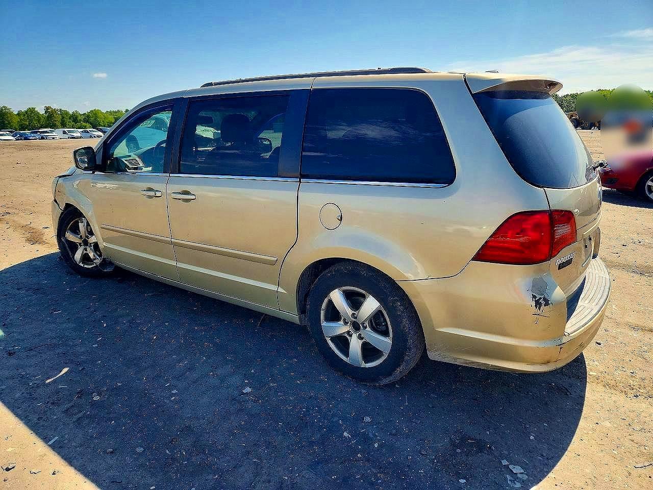 2011 Volkswagen Routan Se Beige vin: 2V4RW3DG1BR789563