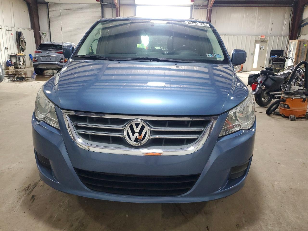 2011 Volkswagen Routan Se Blue vin: 2V4RW3DG2BR738797
