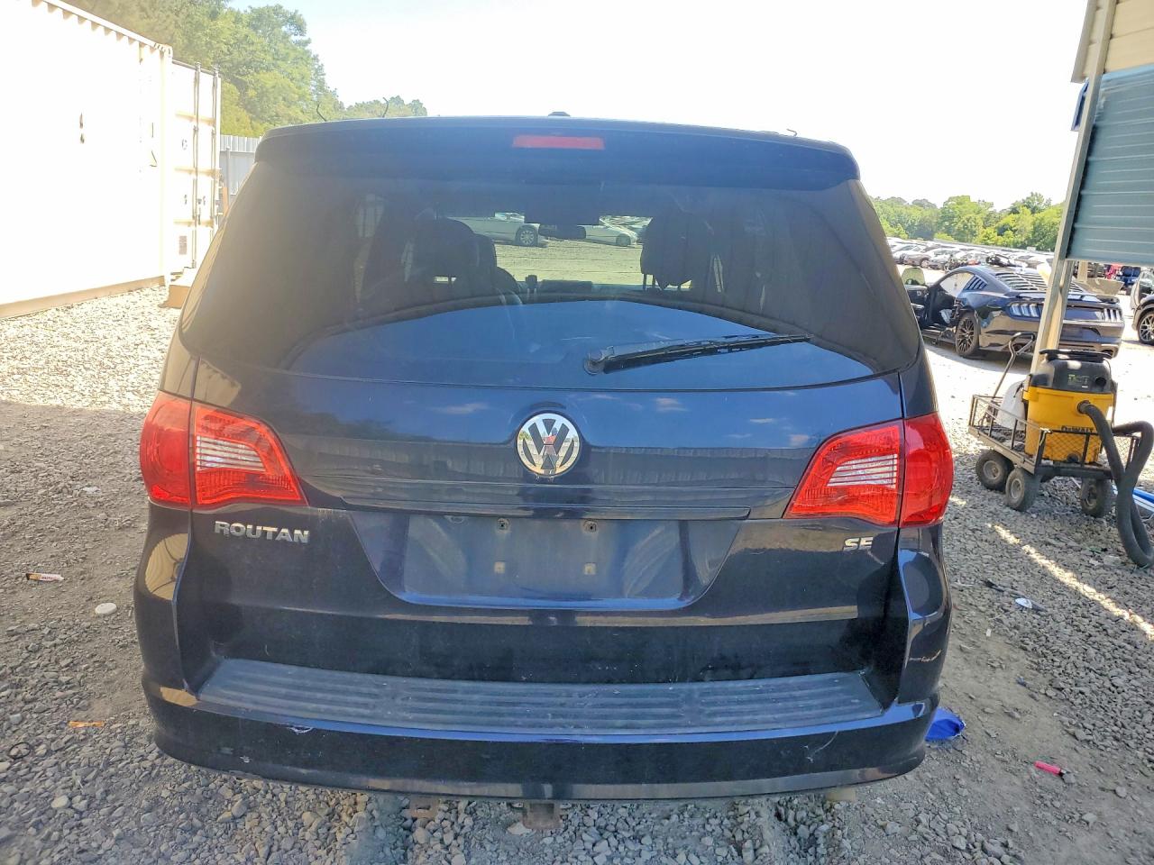 2011 Volkswagen Routan Se Black vin: 2V4RW3DG5BR670639