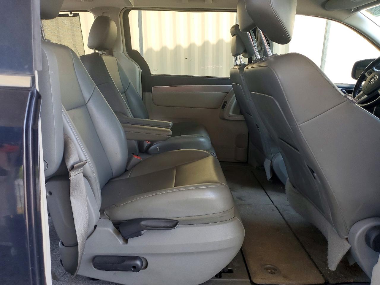 2011 Volkswagen Routan Se Black vin: 2V4RW3DG5BR670639