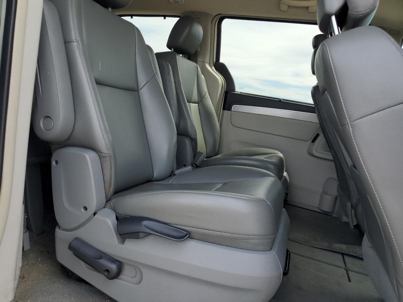 2011 Volkswagen Routan Se White vin: 2V4RW3DG5BR717538