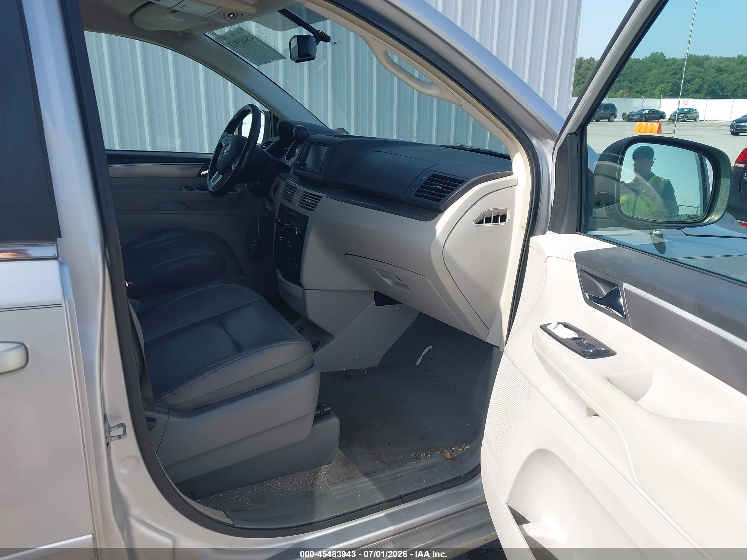 2011 Volkswagen Routan Se Silver vin: 2V4RW3DG6BR739855