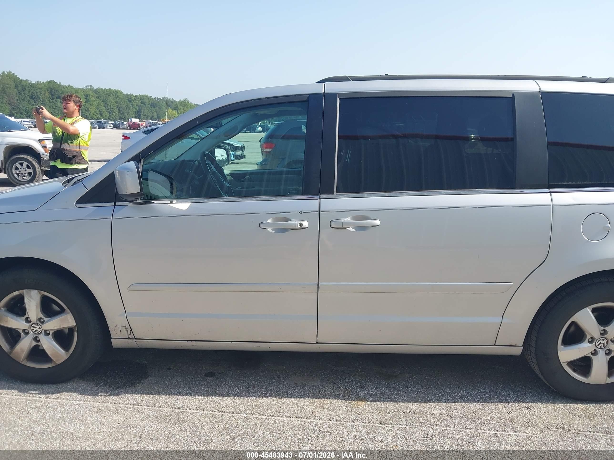 2011 Volkswagen Routan Se Silver vin: 2V4RW3DG6BR739855