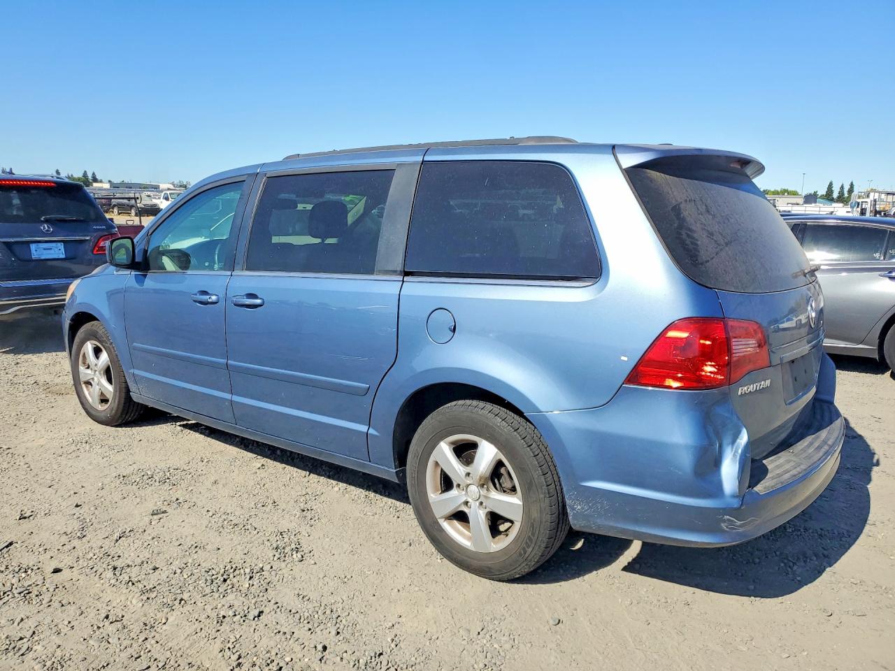 2011 Volkswagen Routan Se Blue vin: 2V4RW3DGXBR717180