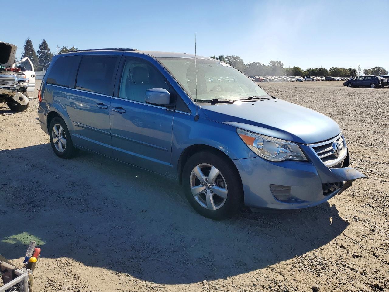 2011 Volkswagen Routan Se Blue vin: 2V4RW3DGXBR717180