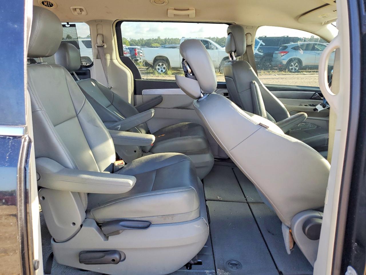 2011 Volkswagen Routan Se Black vin: 2V4RW3DGXBR803038