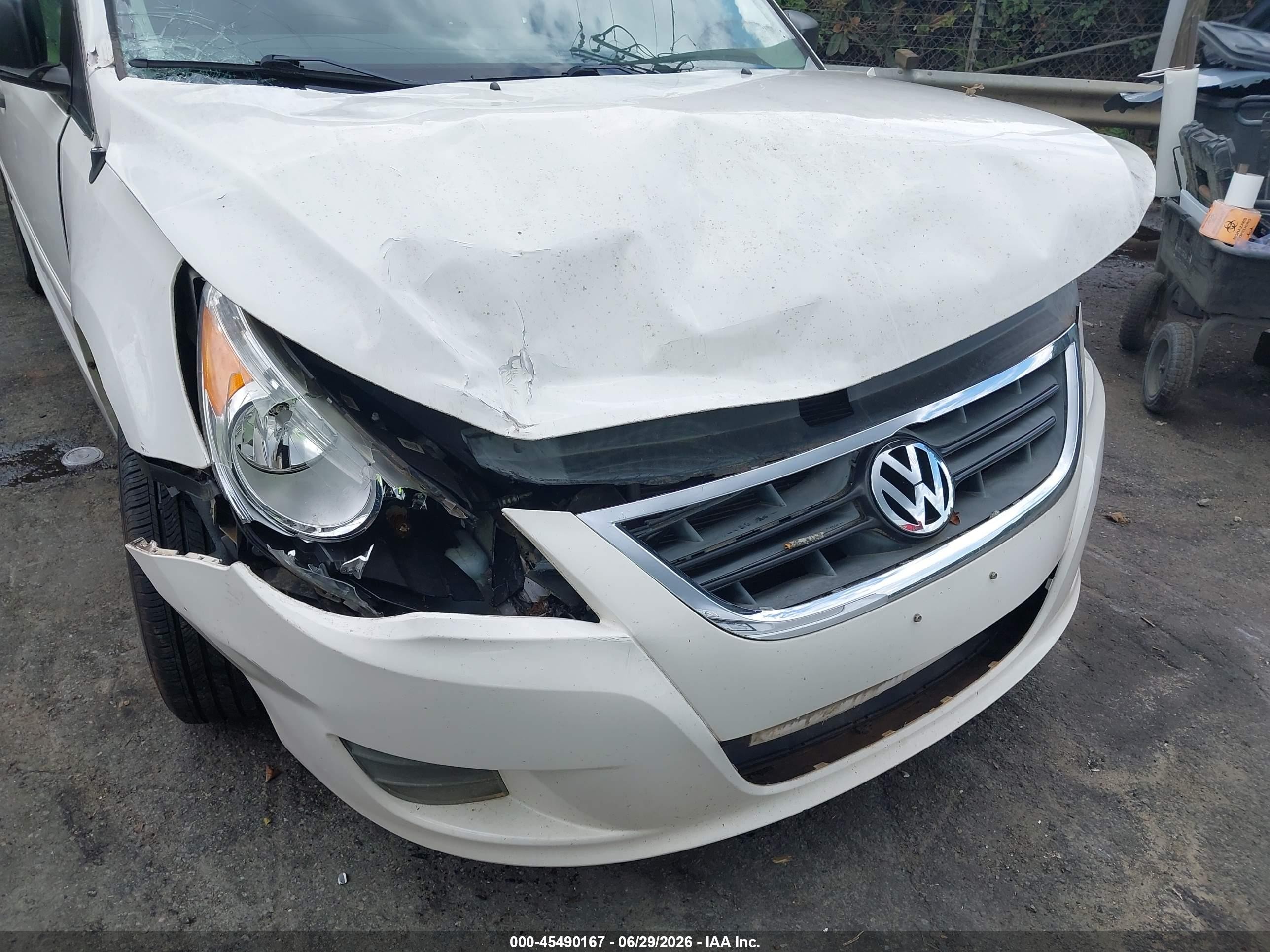 2010 Volkswagen Routan S White vin: 2V4RW4D13AR395269