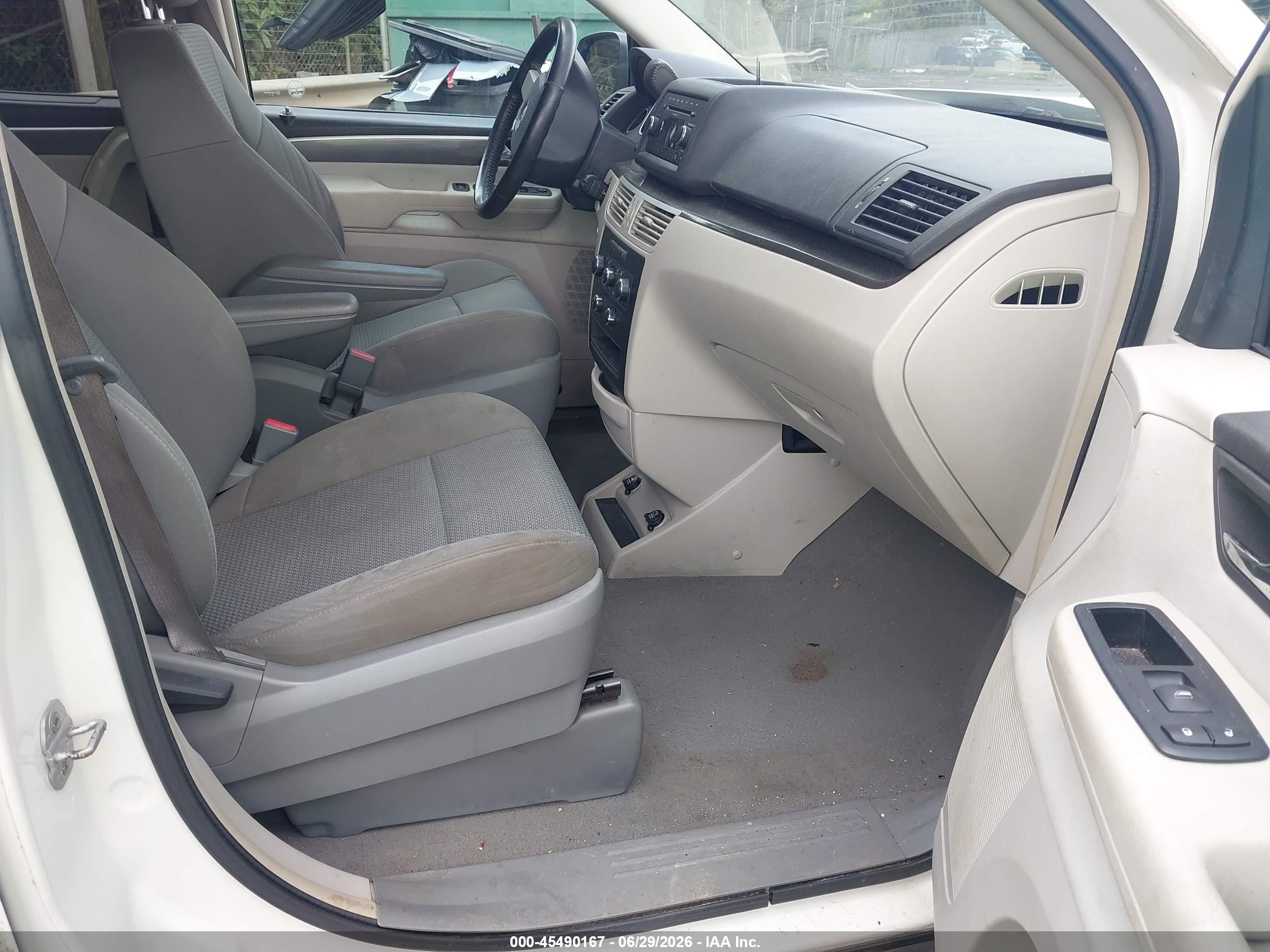 2010 Volkswagen Routan S White vin: 2V4RW4D13AR395269