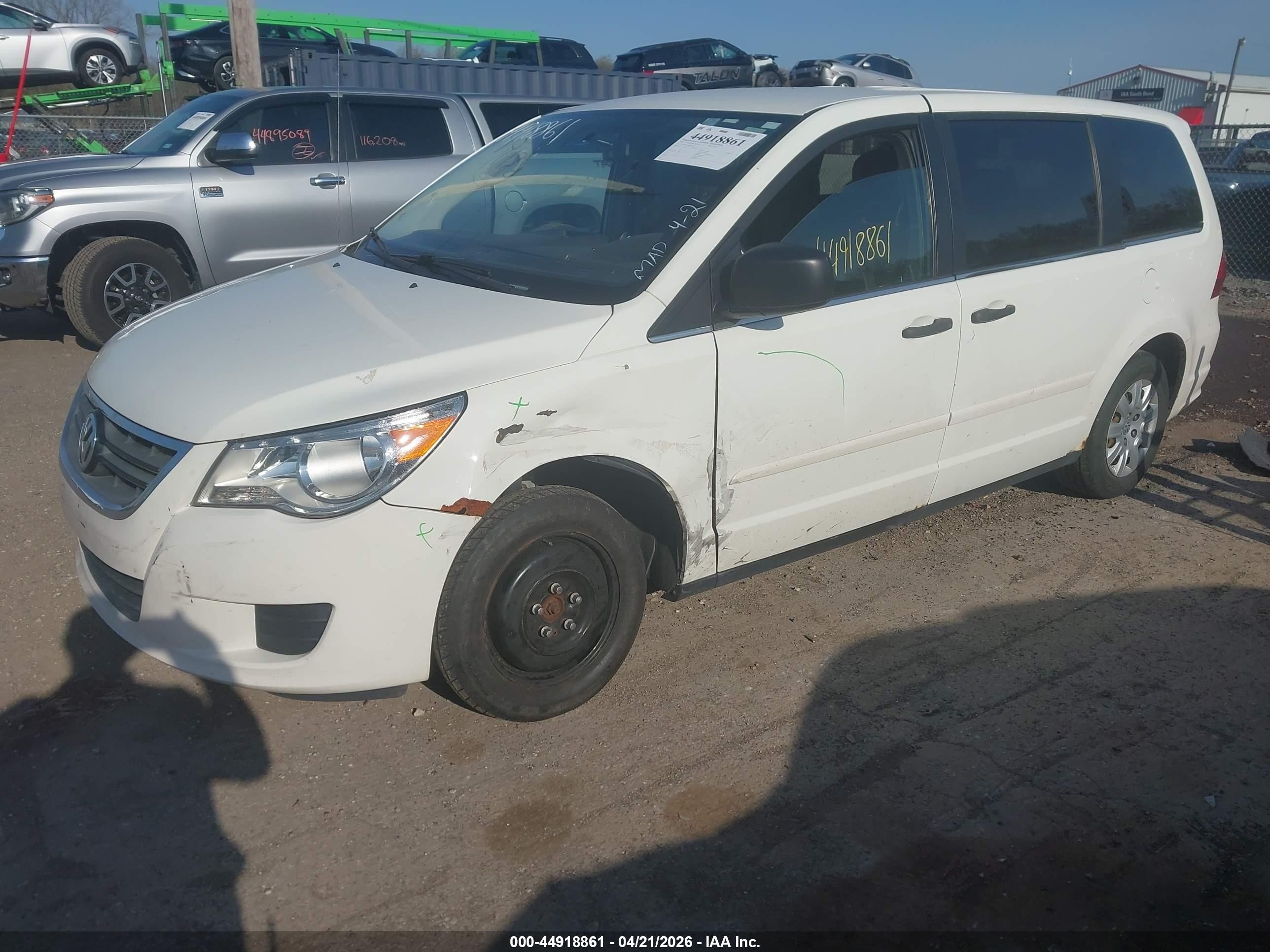 2010 Volkswagen Routan S Белый vin: 2V4RW4D14AR163652