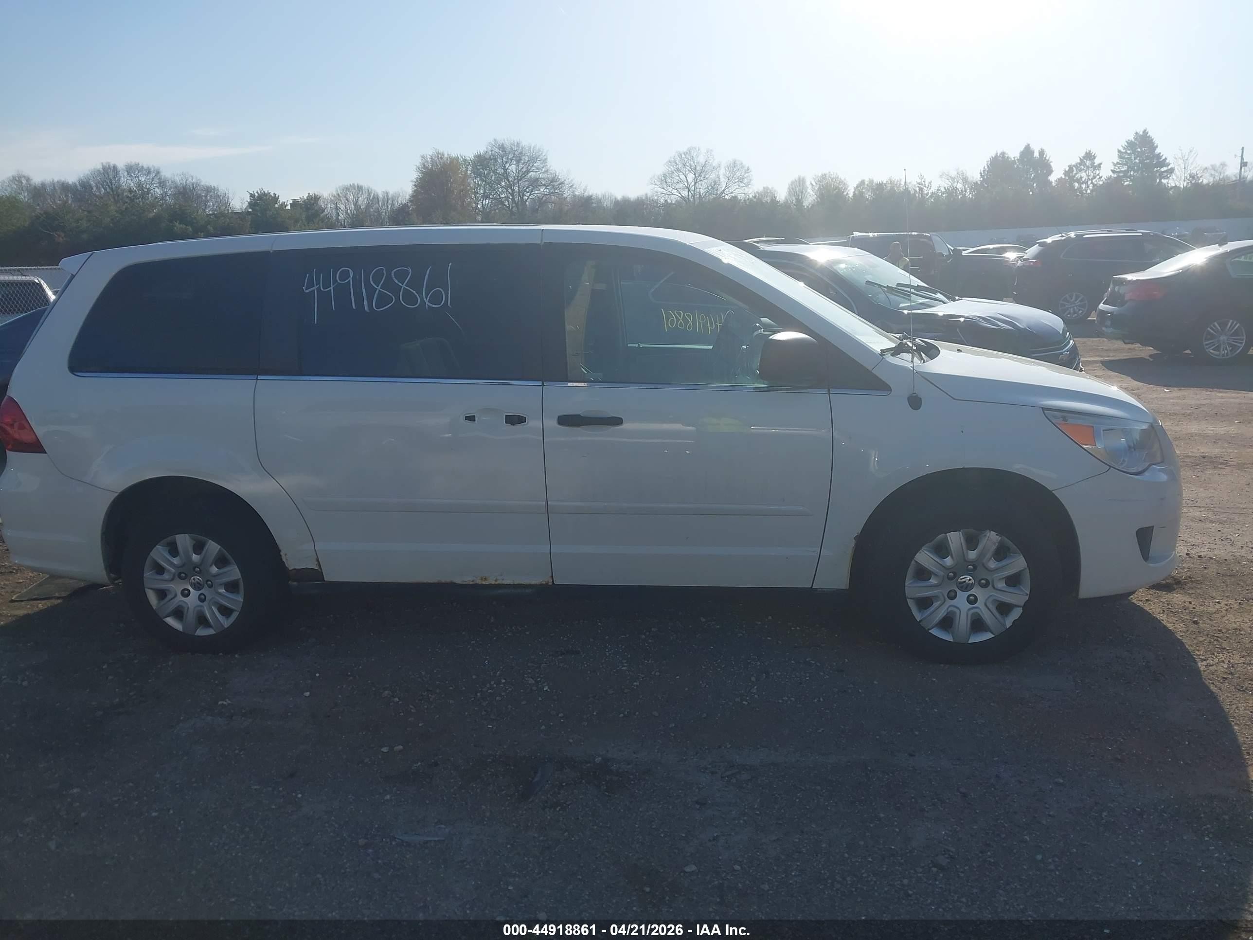 2010 Volkswagen Routan S Белый vin: 2V4RW4D14AR163652