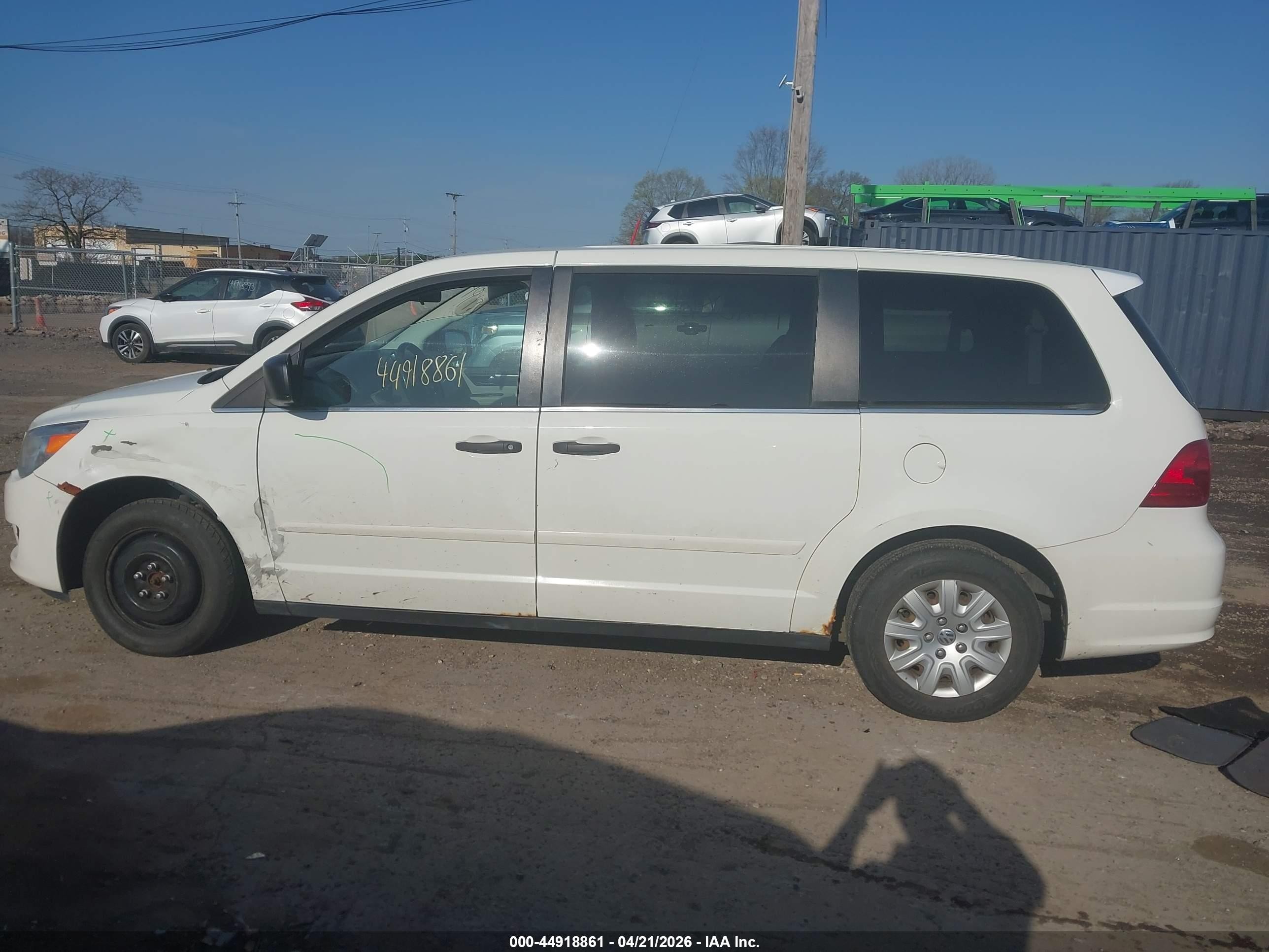 2010 Volkswagen Routan S Белый vin: 2V4RW4D14AR163652