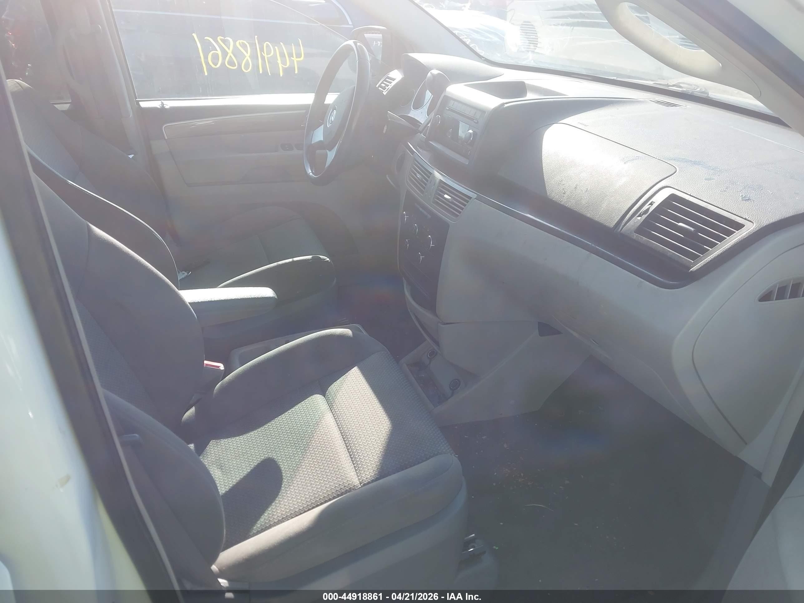 2010 Volkswagen Routan S Белый vin: 2V4RW4D14AR163652