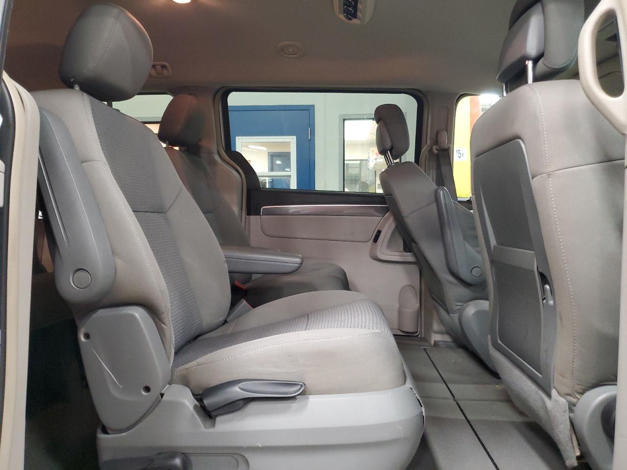 2011 Volkswagen Routan S Silver vin: 2V4RW4DG4BR805096