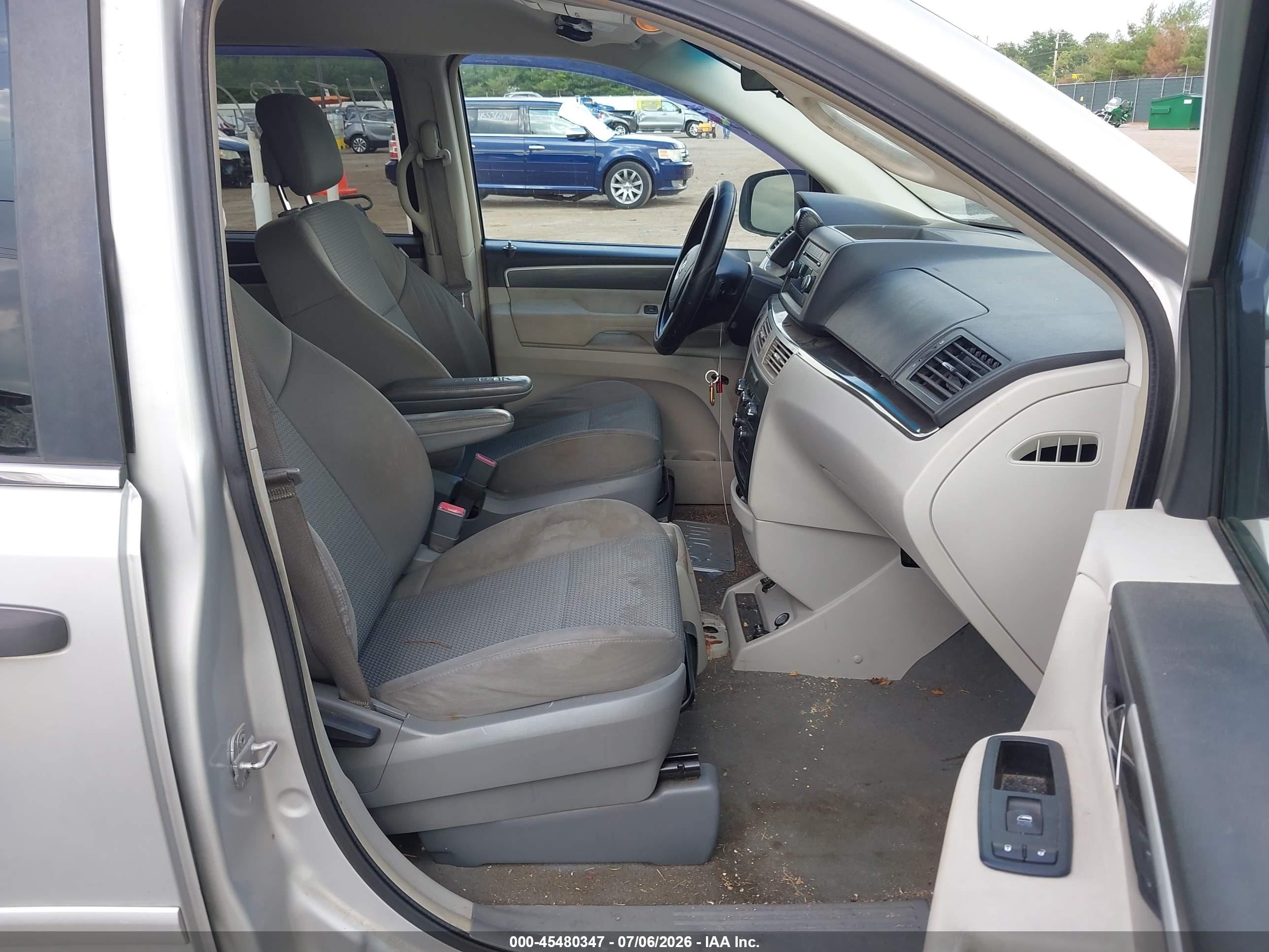 2011 Volkswagen Routan S Silver vin: 2V4RW4DG8BR738955