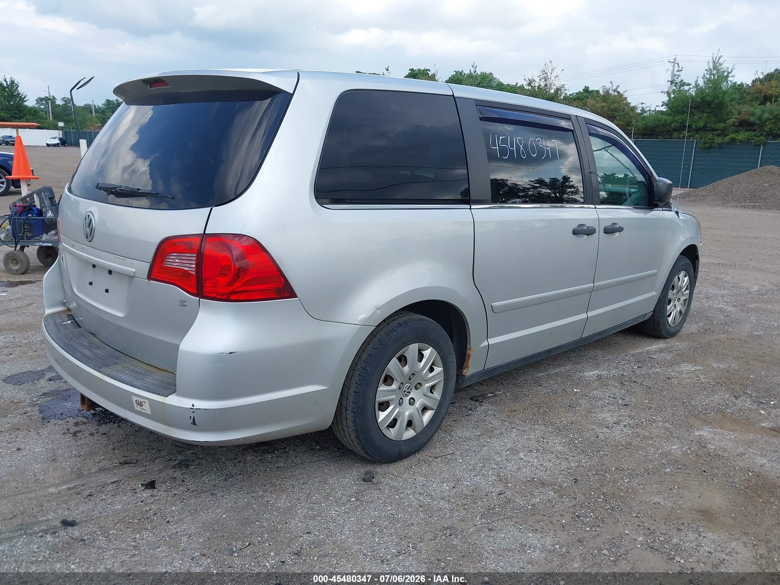 2011 Volkswagen Routan S Silver vin: 2V4RW4DG8BR738955