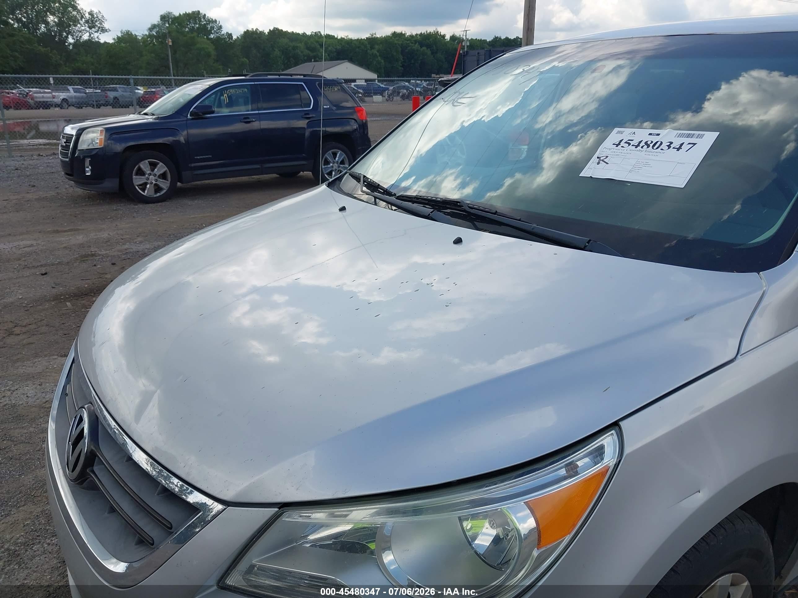 2011 Volkswagen Routan S Silver vin: 2V4RW4DG8BR738955