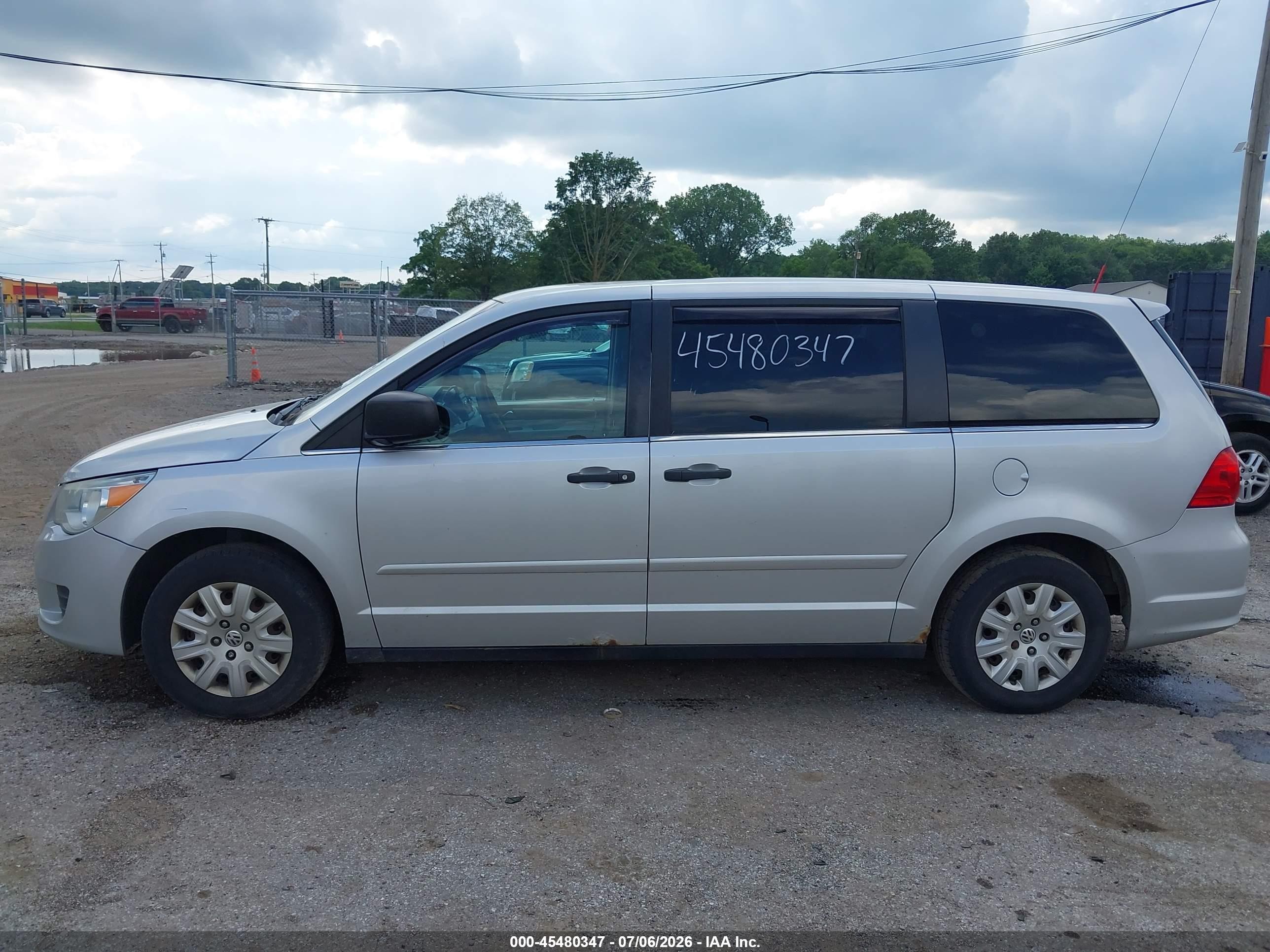 2011 Volkswagen Routan S Silver vin: 2V4RW4DG8BR738955