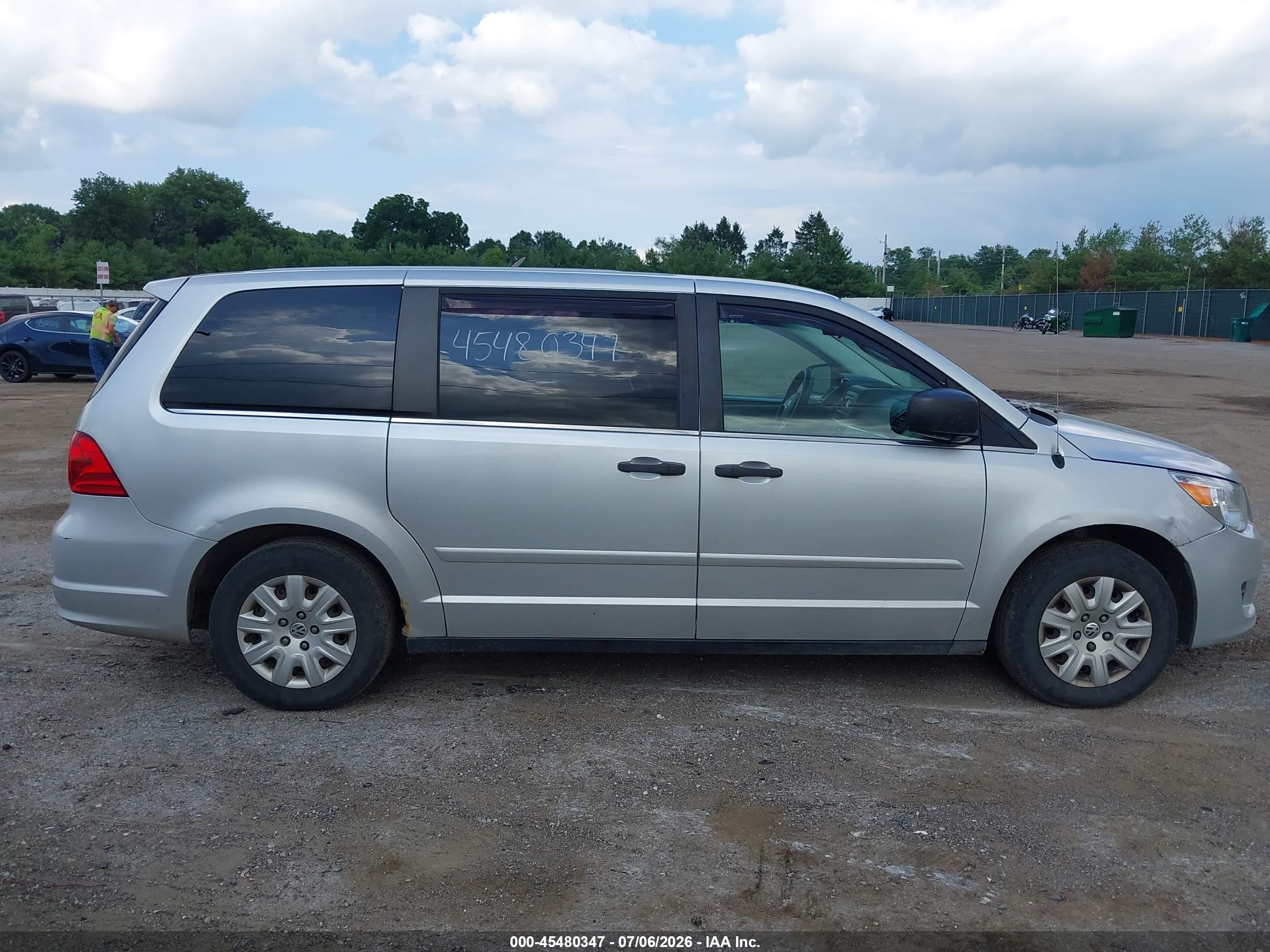 2011 Volkswagen Routan S Silver vin: 2V4RW4DG8BR738955