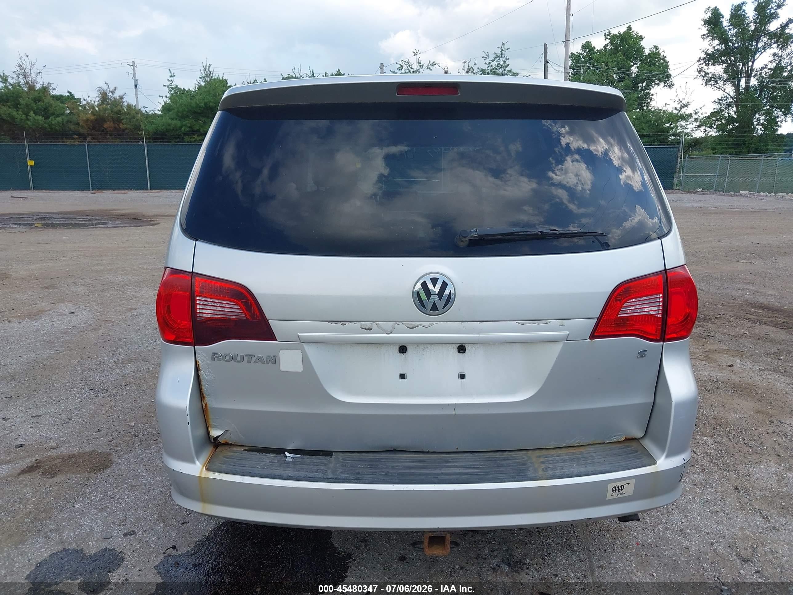2011 Volkswagen Routan S Silver vin: 2V4RW4DG8BR738955