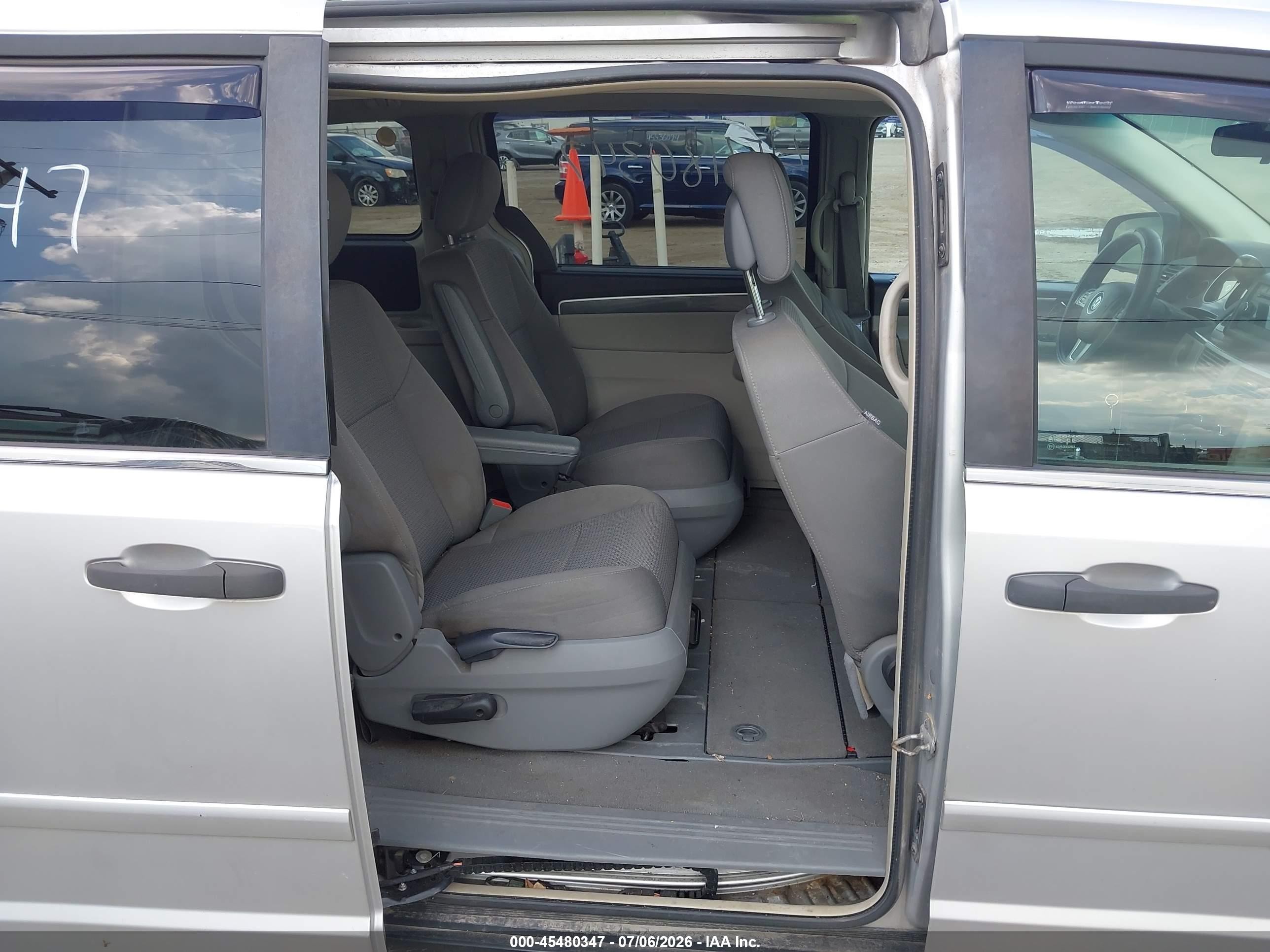 2011 Volkswagen Routan S Silver vin: 2V4RW4DG8BR738955