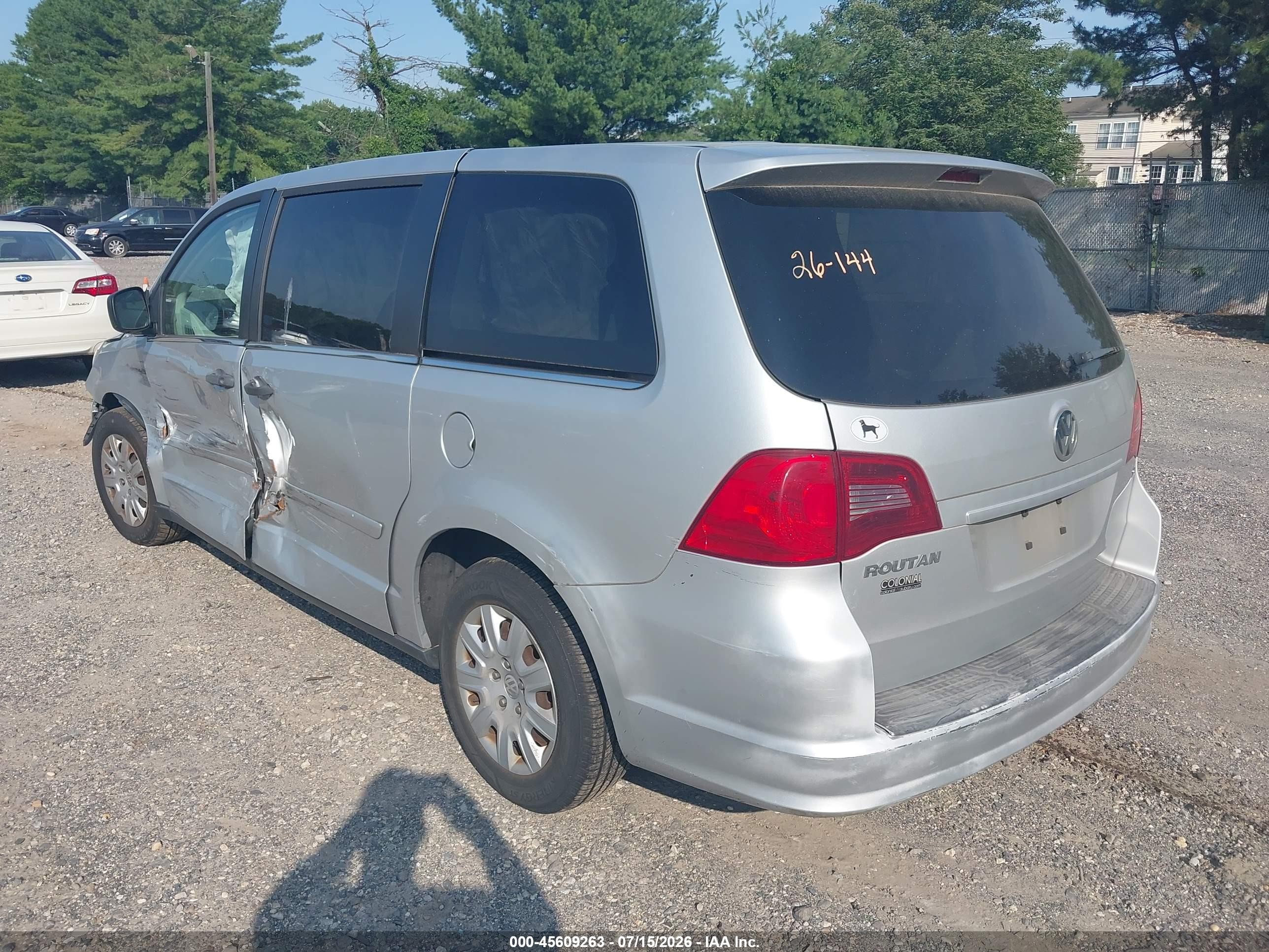 2011 Volkswagen Routan S Silver vin: 2V4RW4DG9BR717709