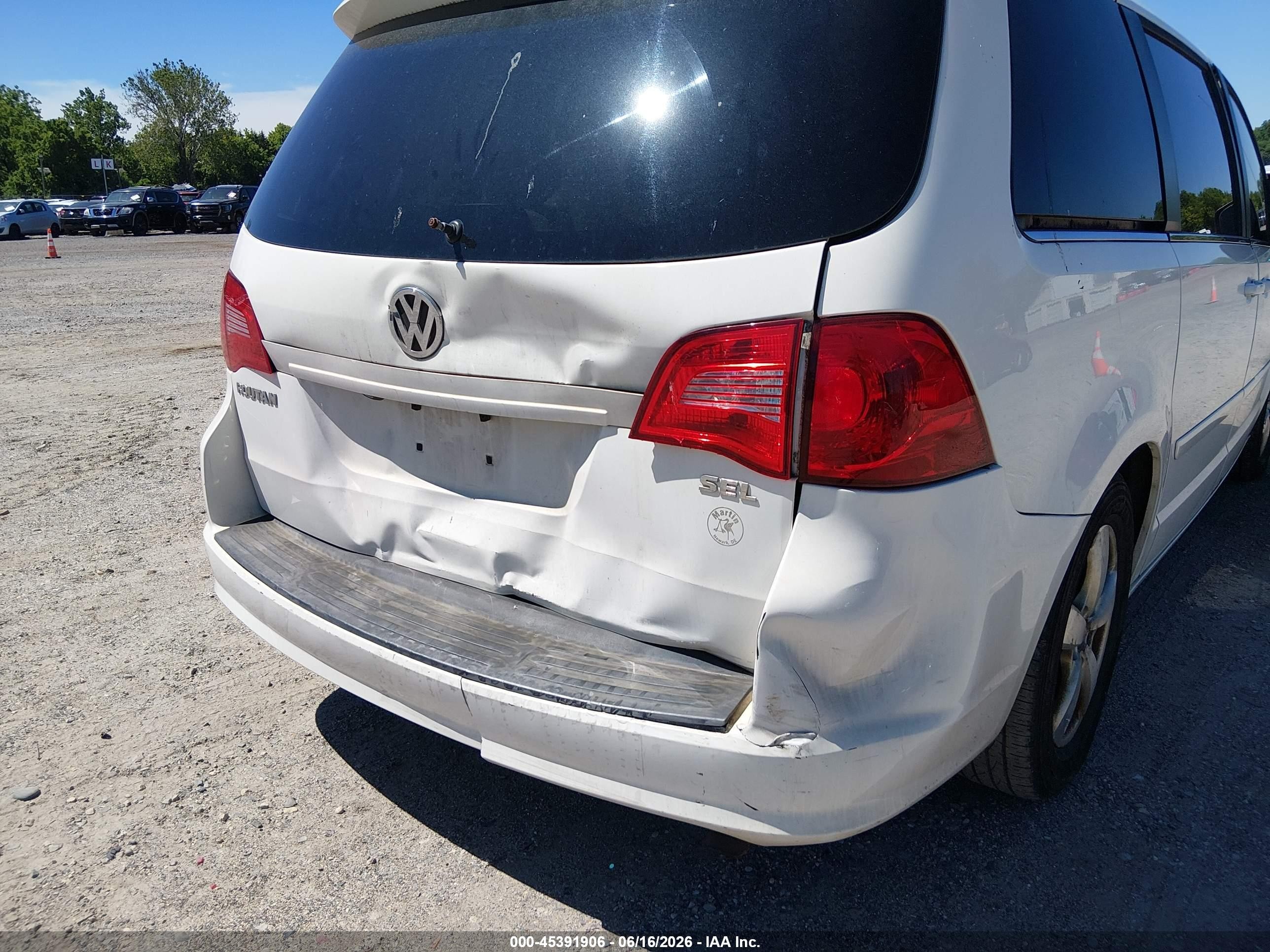 2010 Volkswagen Routan Sel White vin: 2V4RW5DX9AR199427