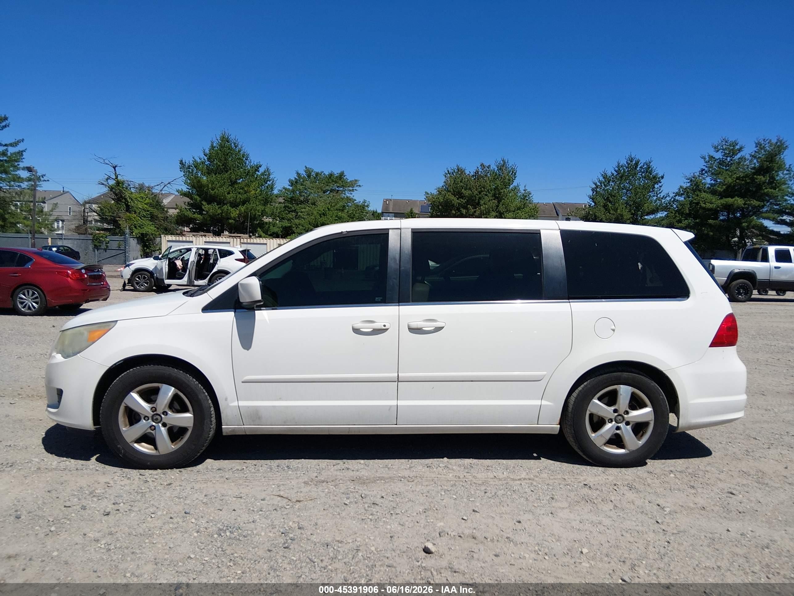 2010 Volkswagen Routan Sel White vin: 2V4RW5DX9AR199427