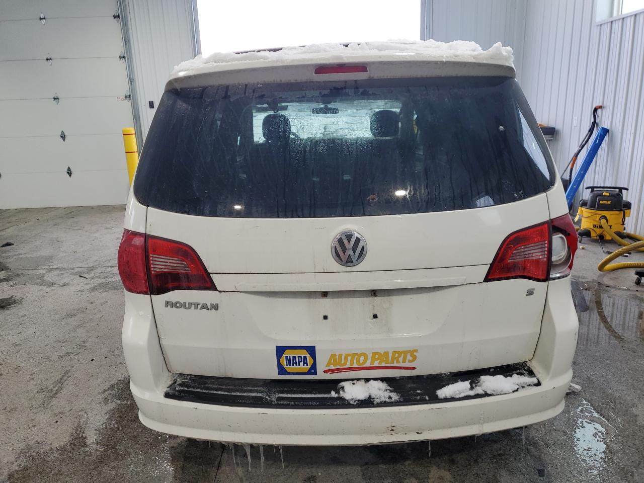 2009 Volkswagen Routan S Белый vin: 2V8HW44169R580096 Damage: Right Tail Light, Broken, Replacement Required