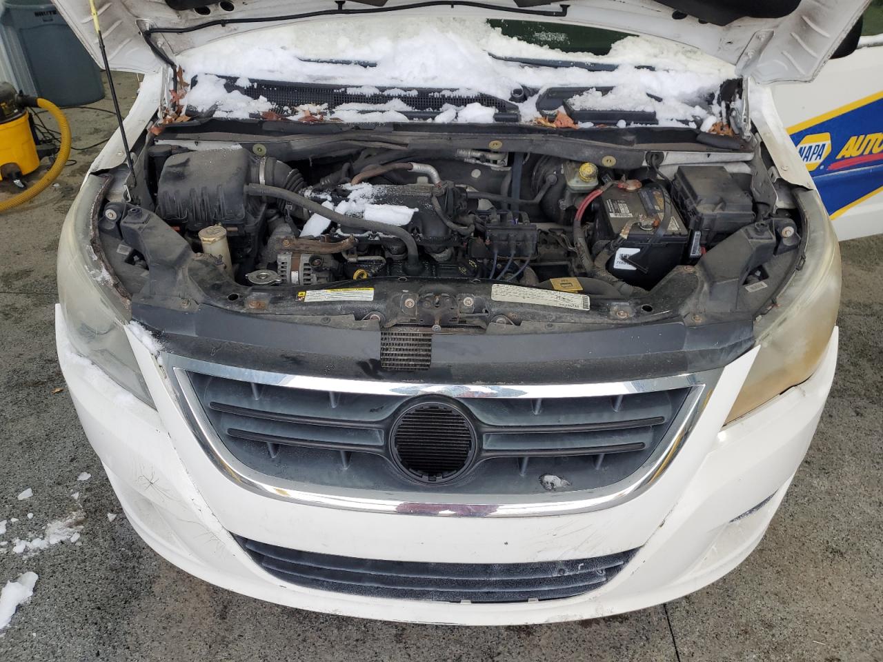 2009 Volkswagen Routan S Белый vin: 2V8HW44169R580096 Damage: Front Emblem, Missing, Replacement Required